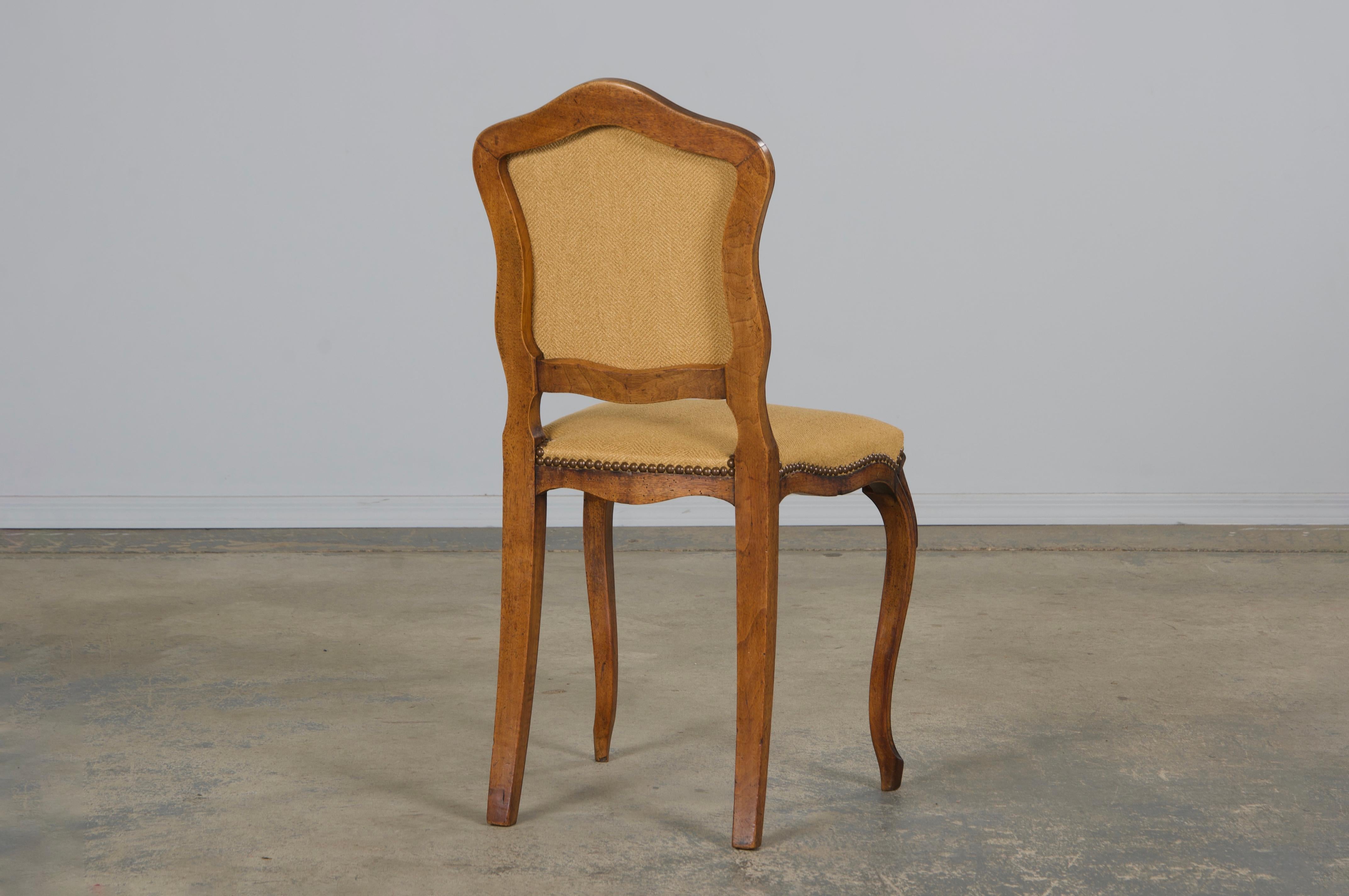 Sechs antike Land Französisch Louis XV Stil Nussbaum Esszimmerstühle In Beige Stoff im Angebot 8