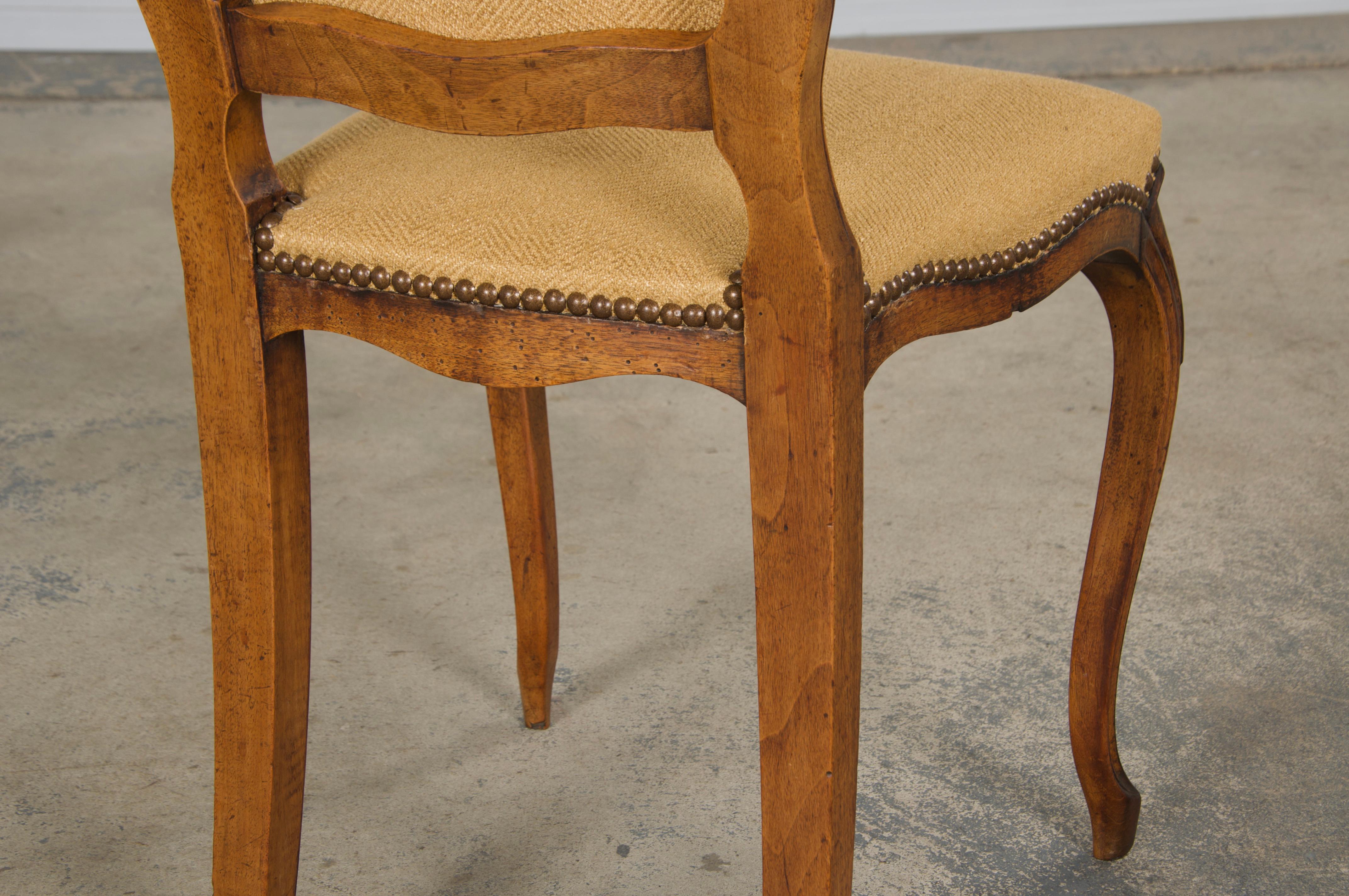 Sechs antike Land Französisch Louis XV Stil Nussbaum Esszimmerstühle In Beige Stoff im Angebot 9