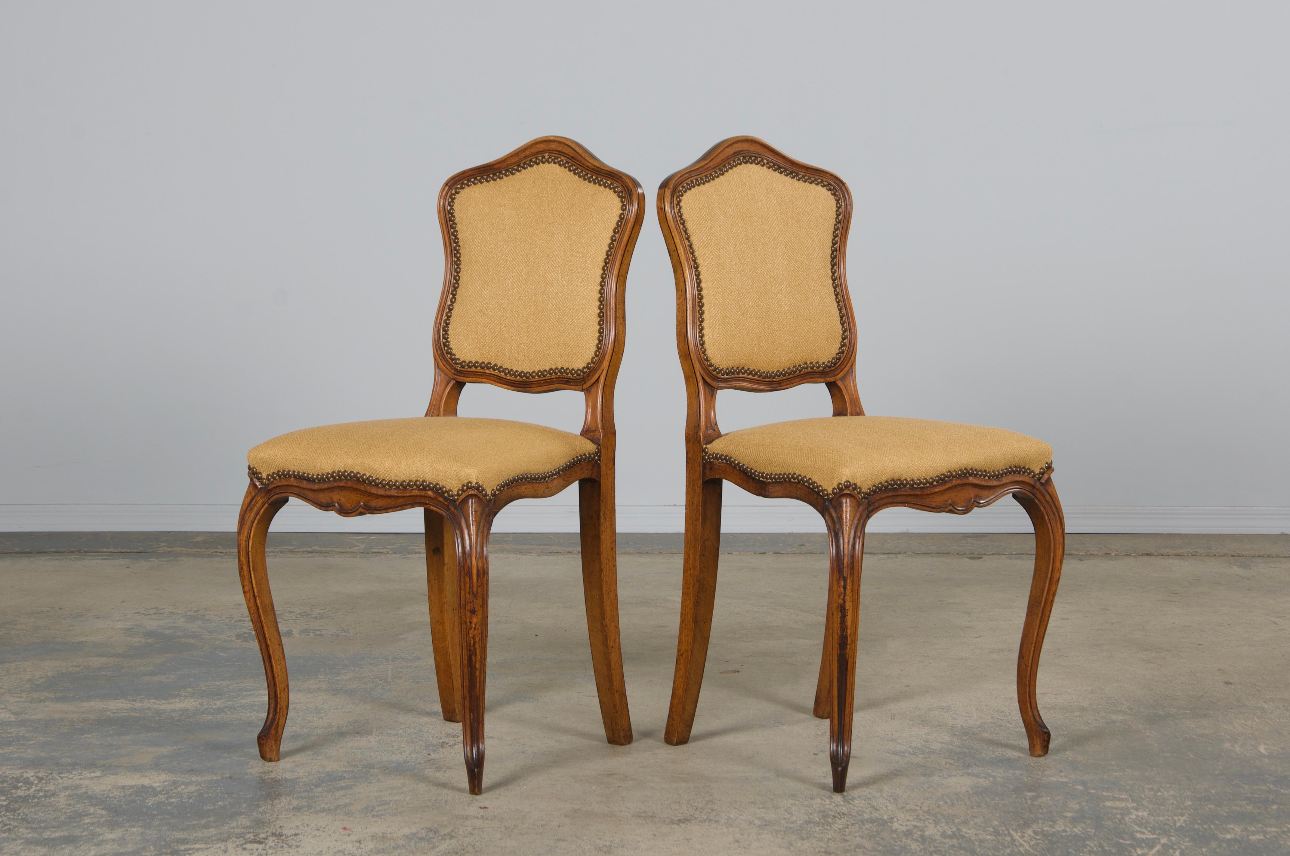 Sechs antike Land Französisch Louis XV Stil Nussbaum Esszimmerstühle In Beige Stoff im Angebot 10
