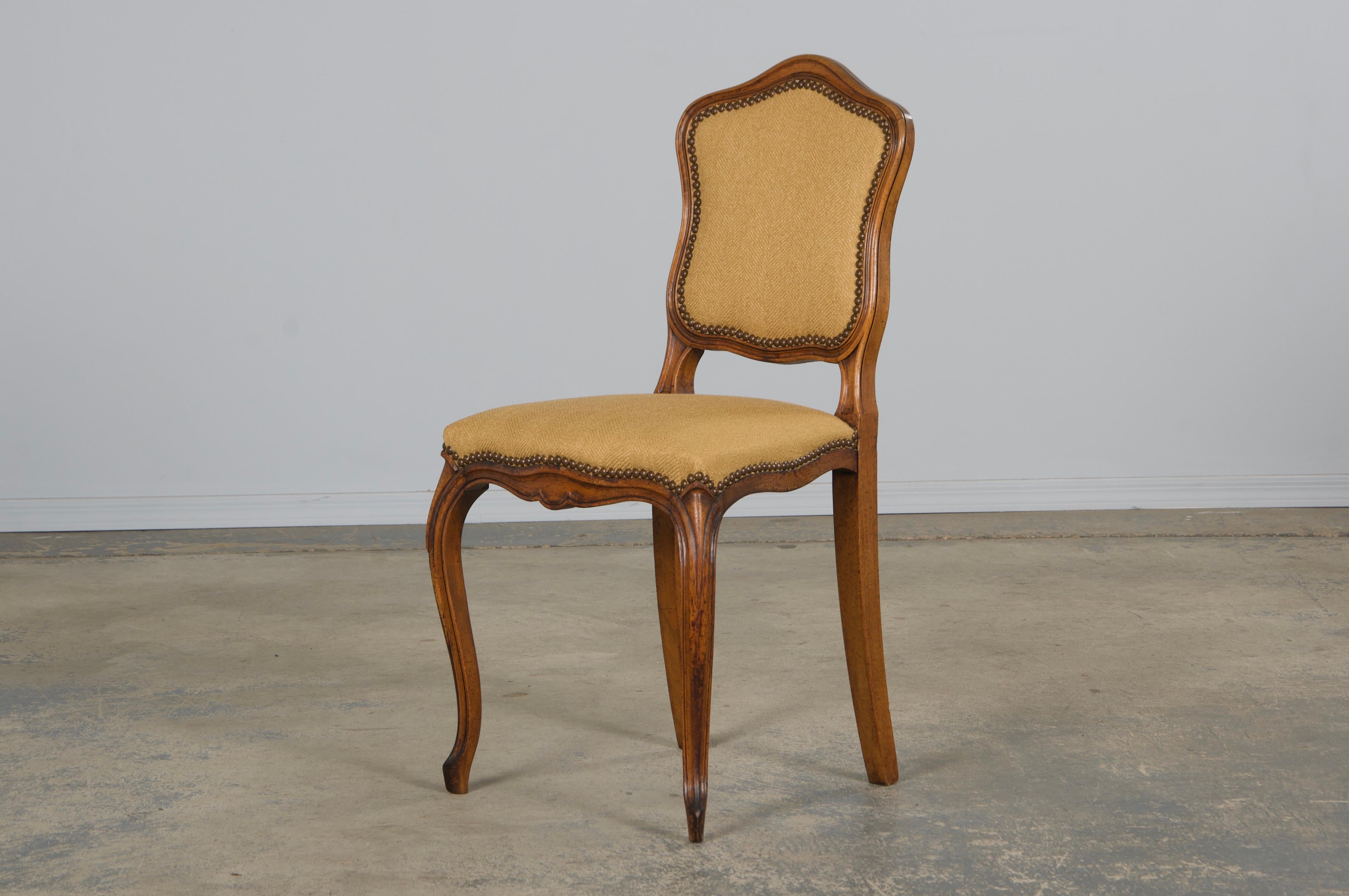 Sechs antike Land Französisch Louis XV Stil Nussbaum Esszimmerstühle In Beige Stoff im Angebot 11