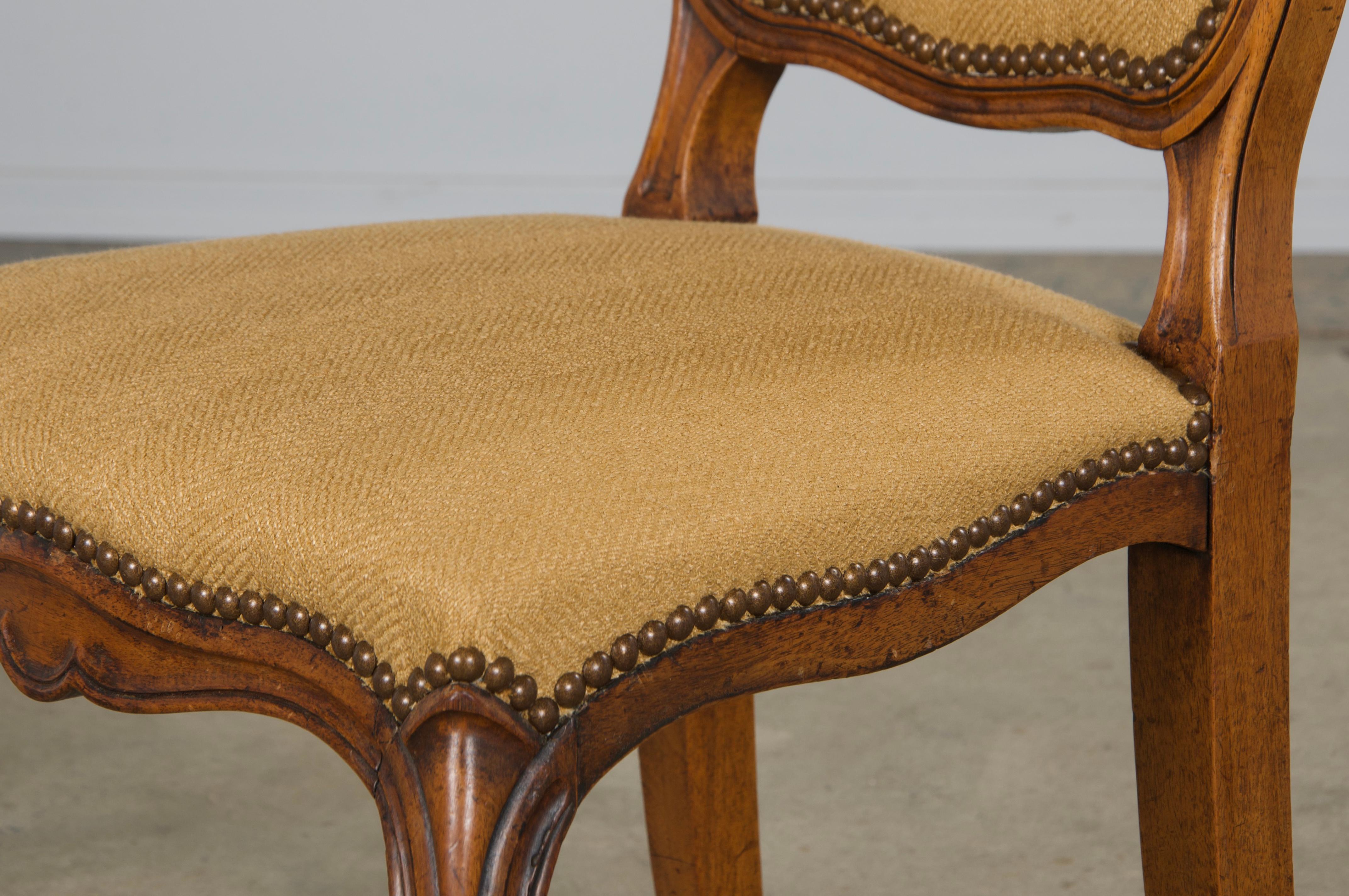 Sechs antike Land Französisch Louis XV Stil Nussbaum Esszimmerstühle In Beige Stoff im Angebot 12