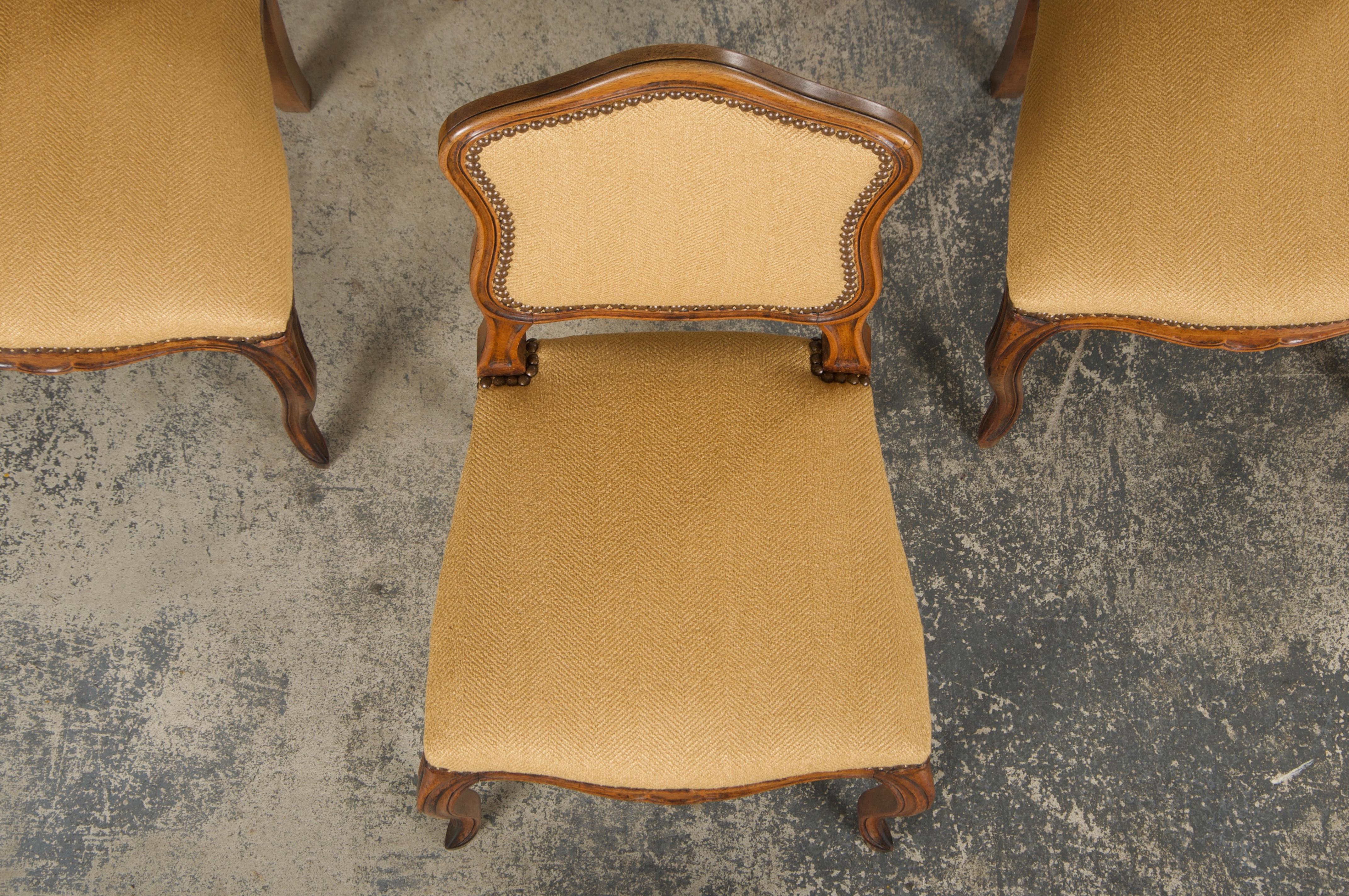 Sechs antike Land Französisch Louis XV Stil Nussbaum Esszimmerstühle In Beige Stoff (Handgeschnitzt) im Angebot