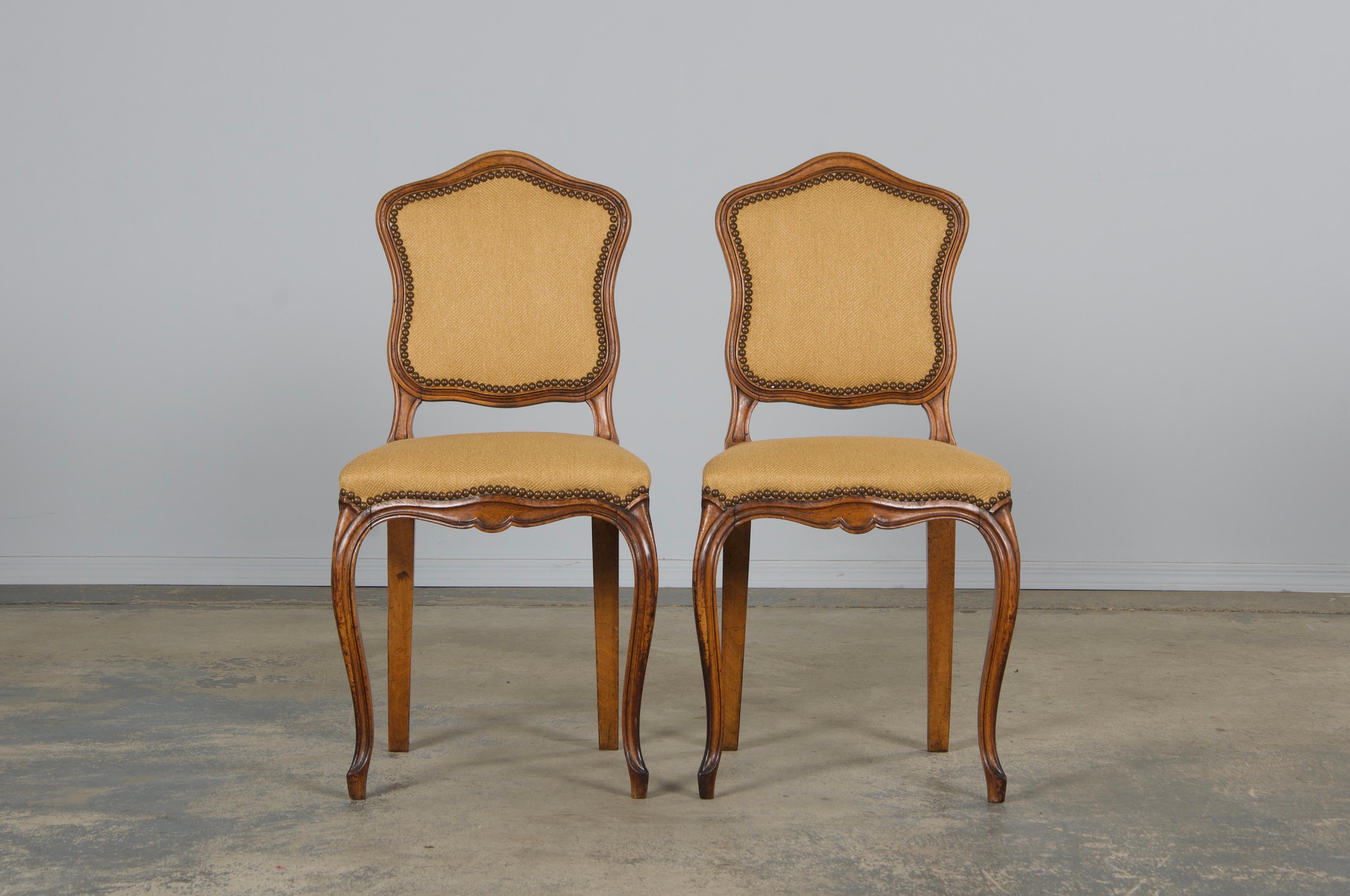 Sechs antike Land Französisch Louis XV Stil Nussbaum Esszimmerstühle In Beige Stoff im Zustand „Gut“ im Angebot in Astoria, NY
