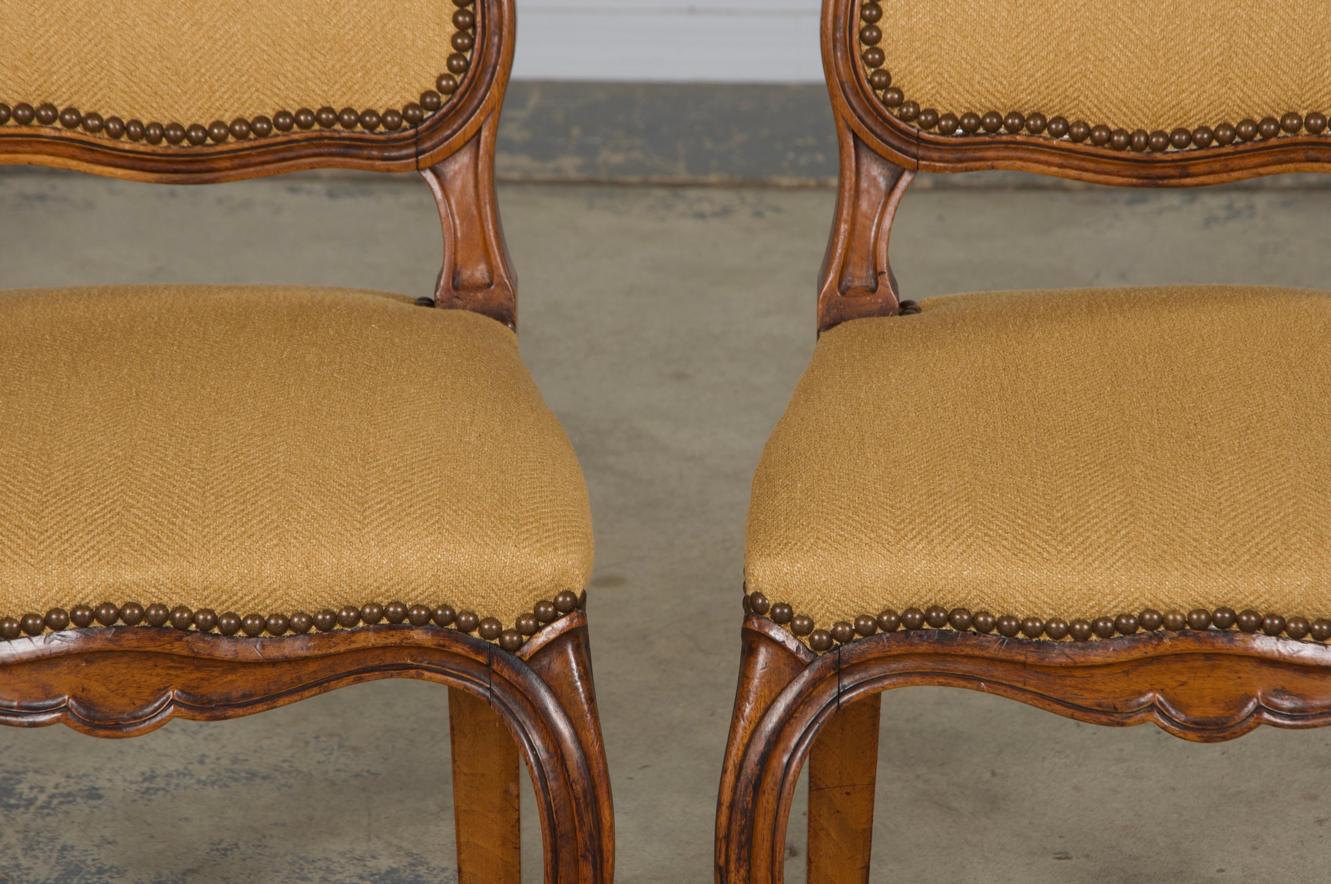 Sechs antike Land Französisch Louis XV Stil Nussbaum Esszimmerstühle In Beige Stoff (19. Jahrhundert) im Angebot