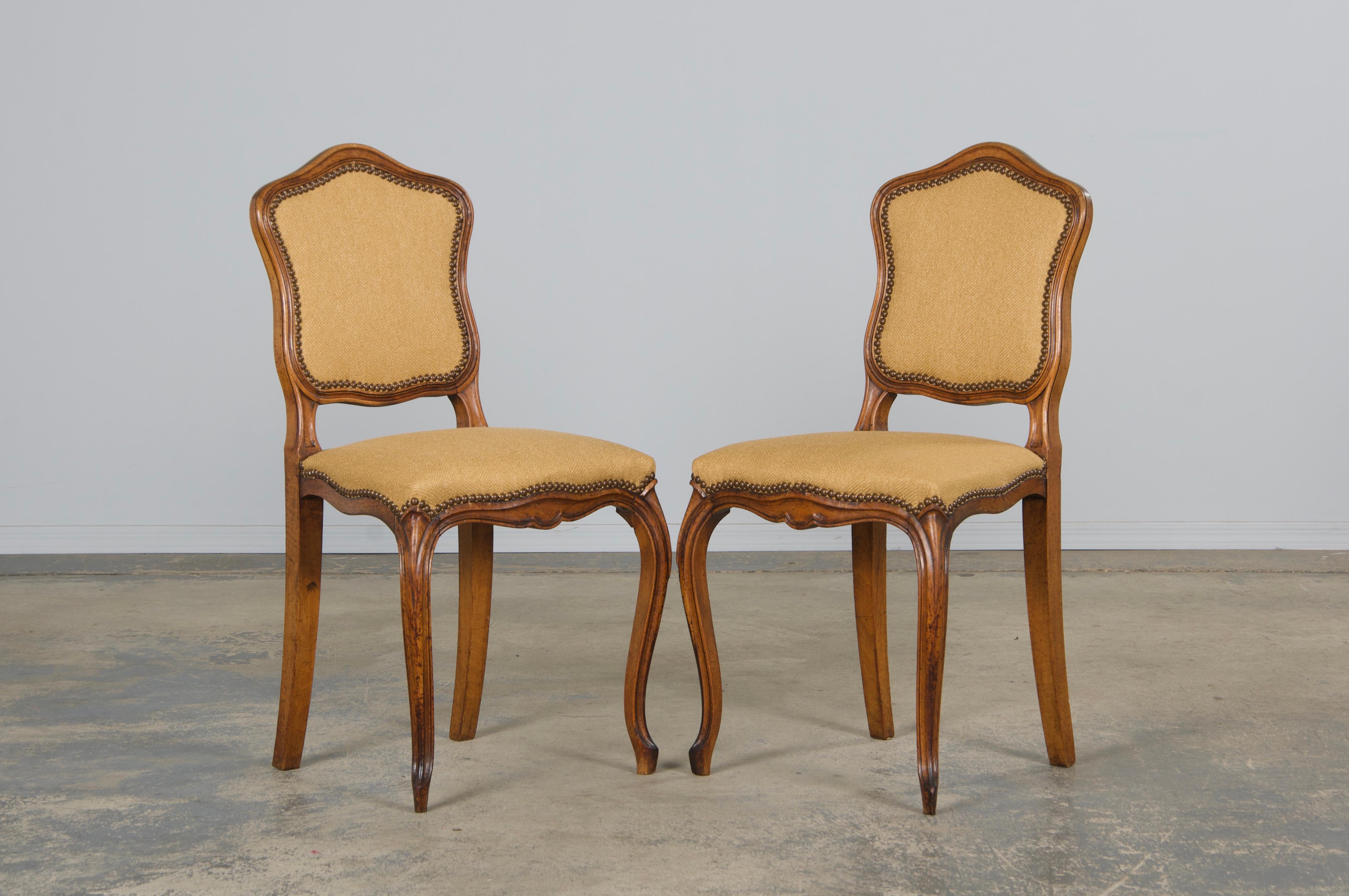 Sechs antike Land Französisch Louis XV Stil Nussbaum Esszimmerstühle In Beige Stoff (Baumwolle) im Angebot