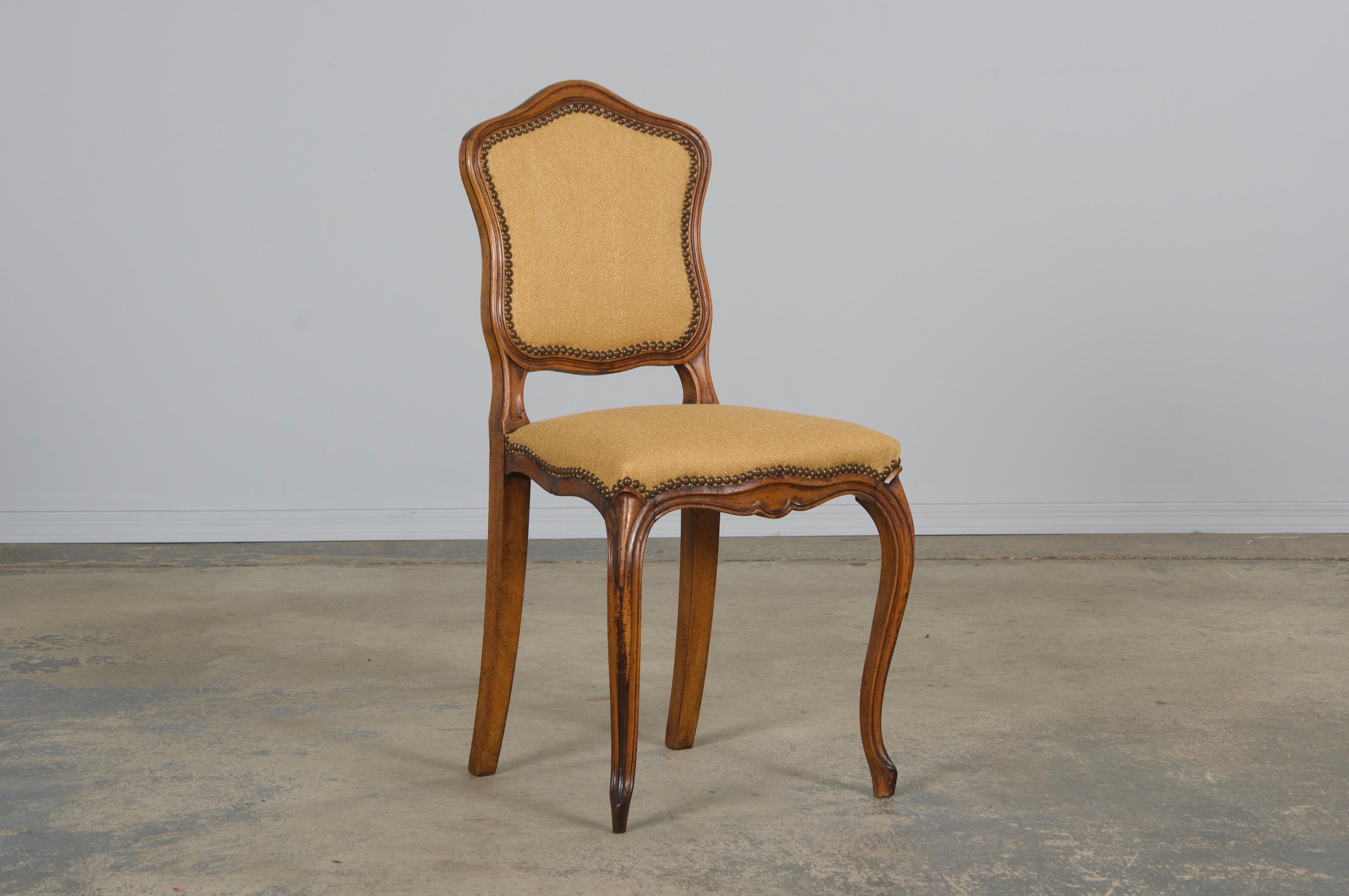 Sechs antike Land Französisch Louis XV Stil Nussbaum Esszimmerstühle In Beige Stoff im Angebot 1
