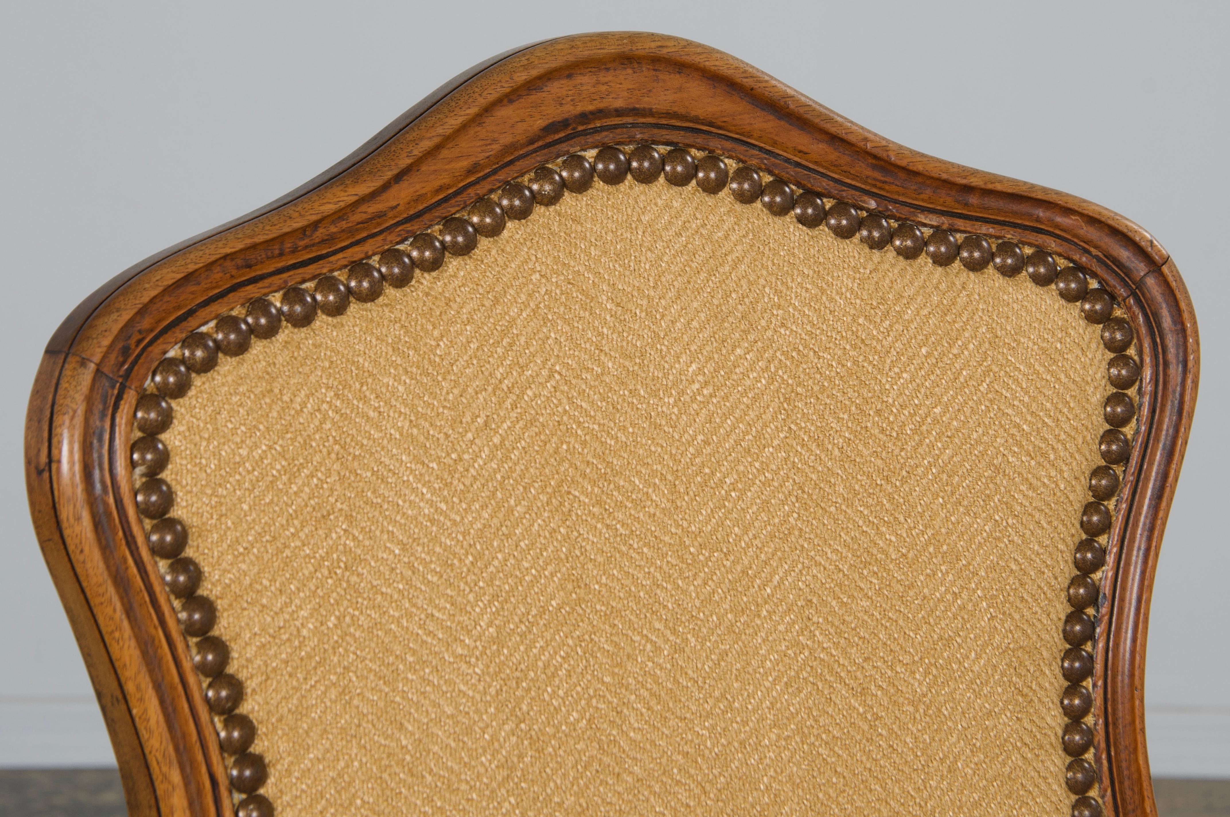 Sechs antike Land Französisch Louis XV Stil Nussbaum Esszimmerstühle In Beige Stoff im Angebot 2