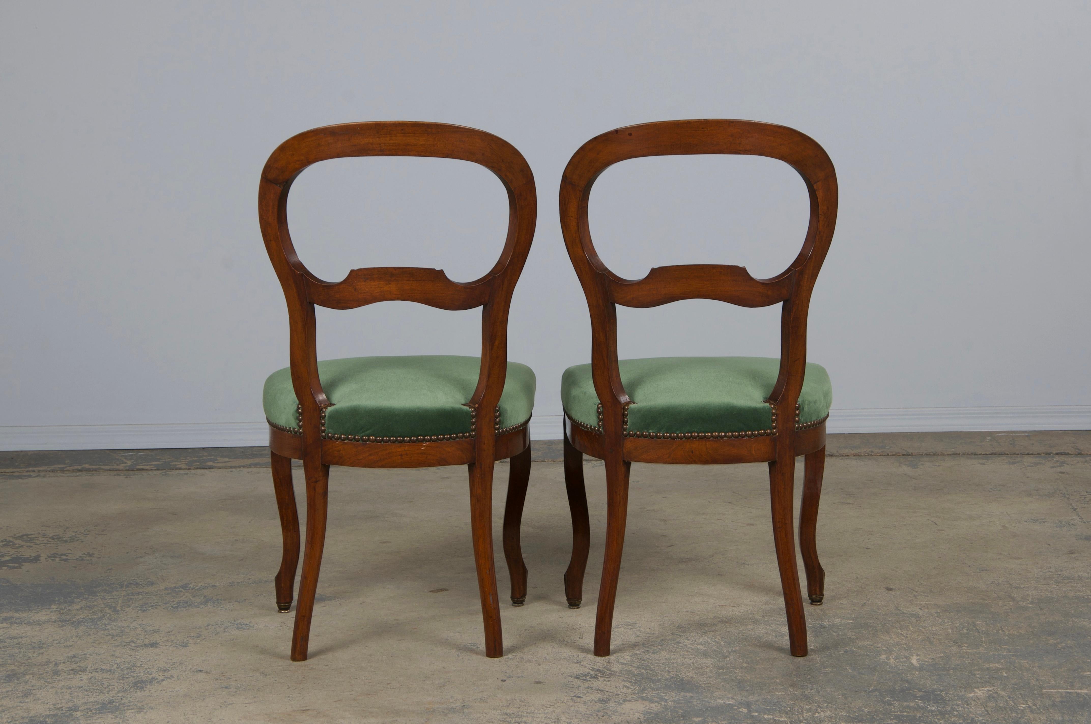 Six Antique French Louis XV Balloon Back Maple Dining Chairs in Green Velvet For Sale 13