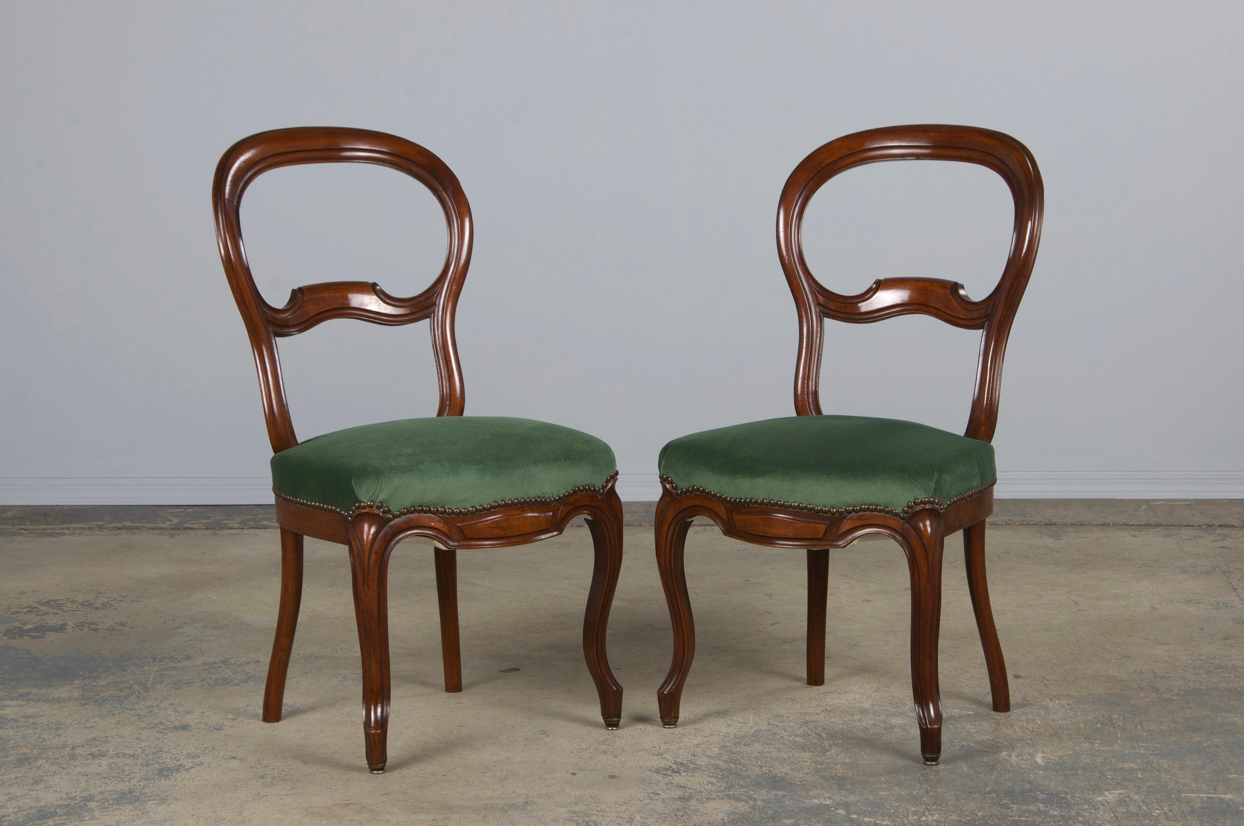 Six Antique French Louis XV Balloon Back Maple Dining Chairs in Green Velvet For Sale 1
