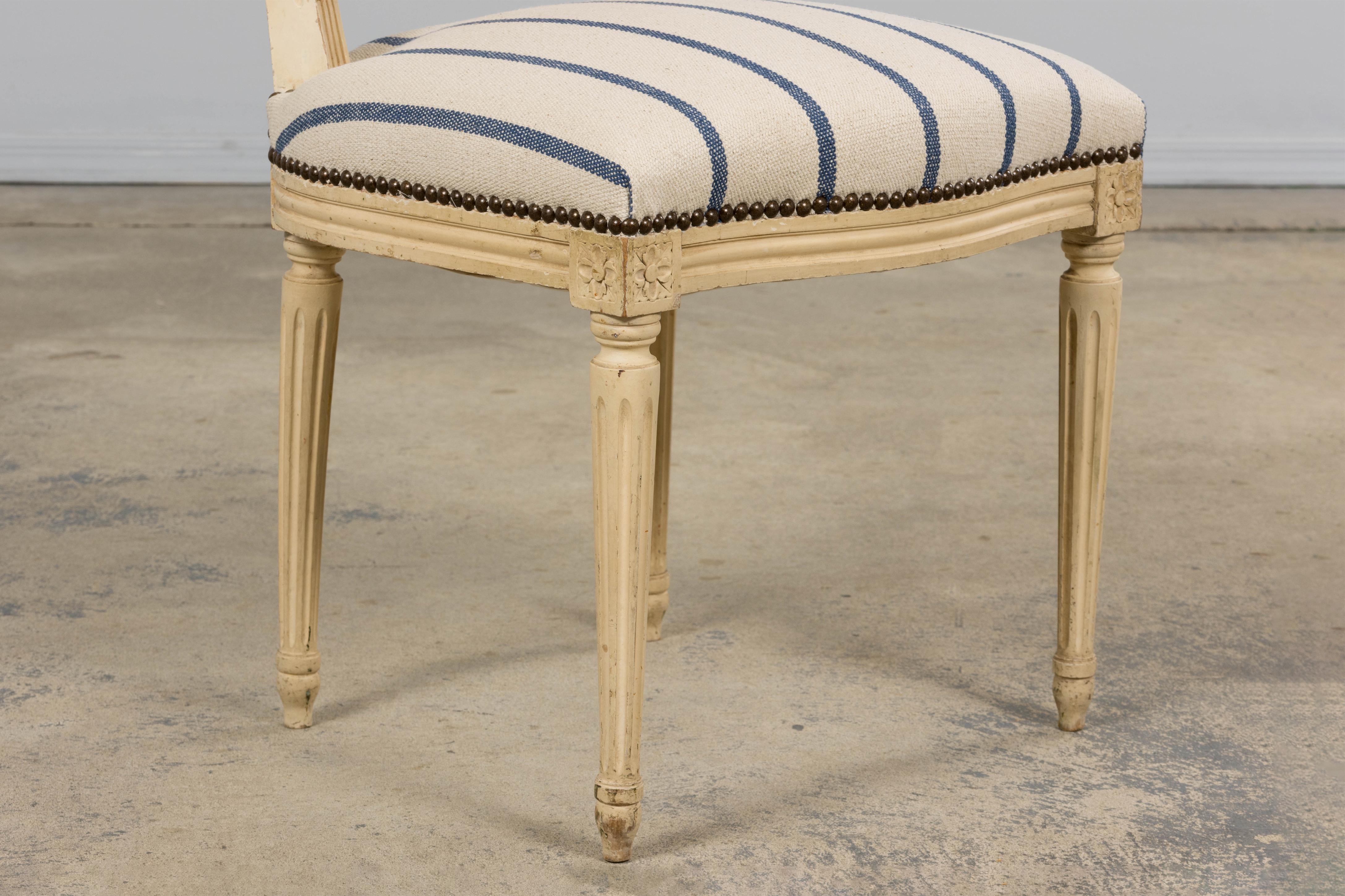 Seis Antiguas Sillas de Comedor Francesas Luis XVI Pintadas con Respaldo de Caña y Raya Azul en venta 3