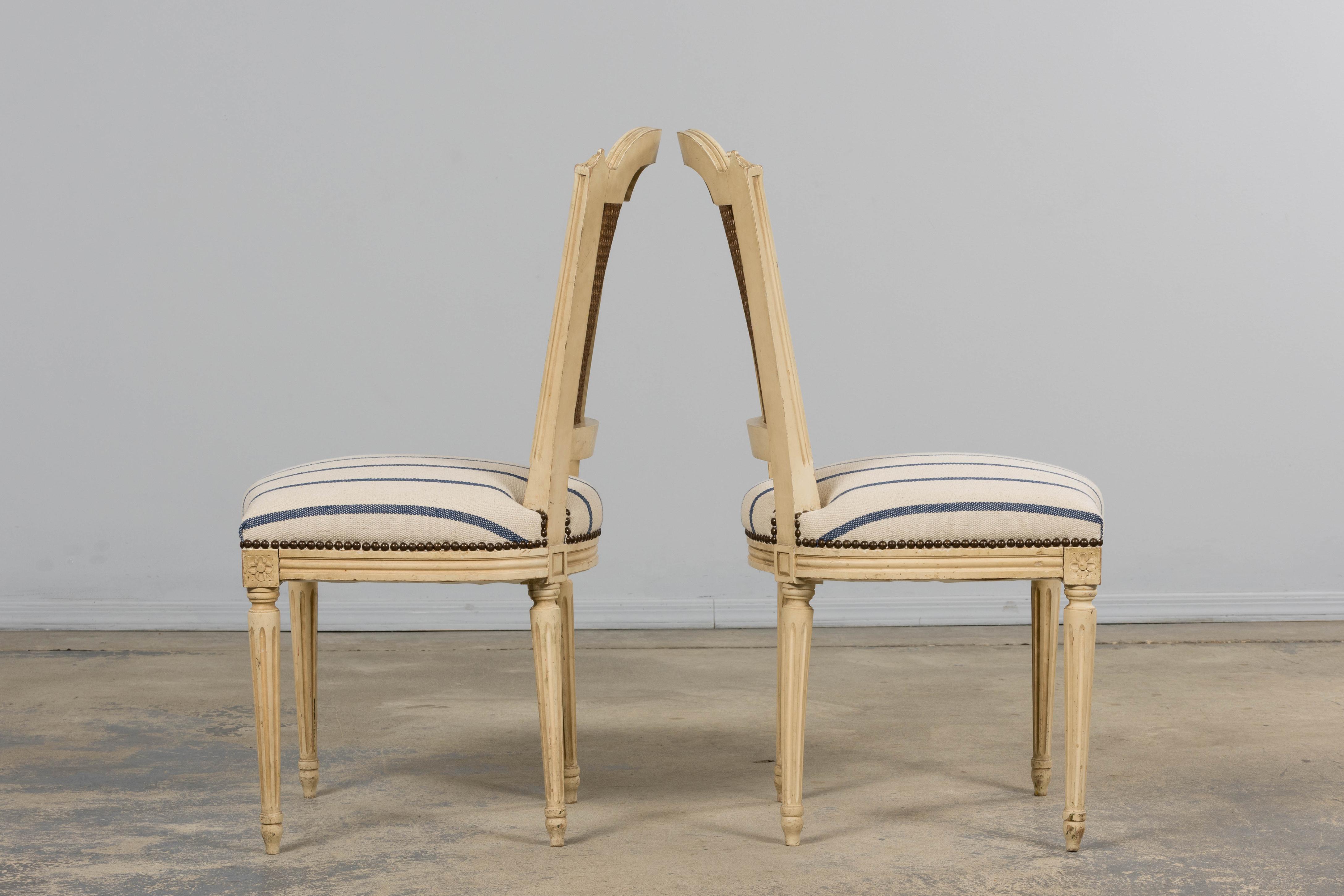 Seis Antiguas Sillas de Comedor Francesas Luis XVI Pintadas con Respaldo de Caña y Raya Azul en venta 5