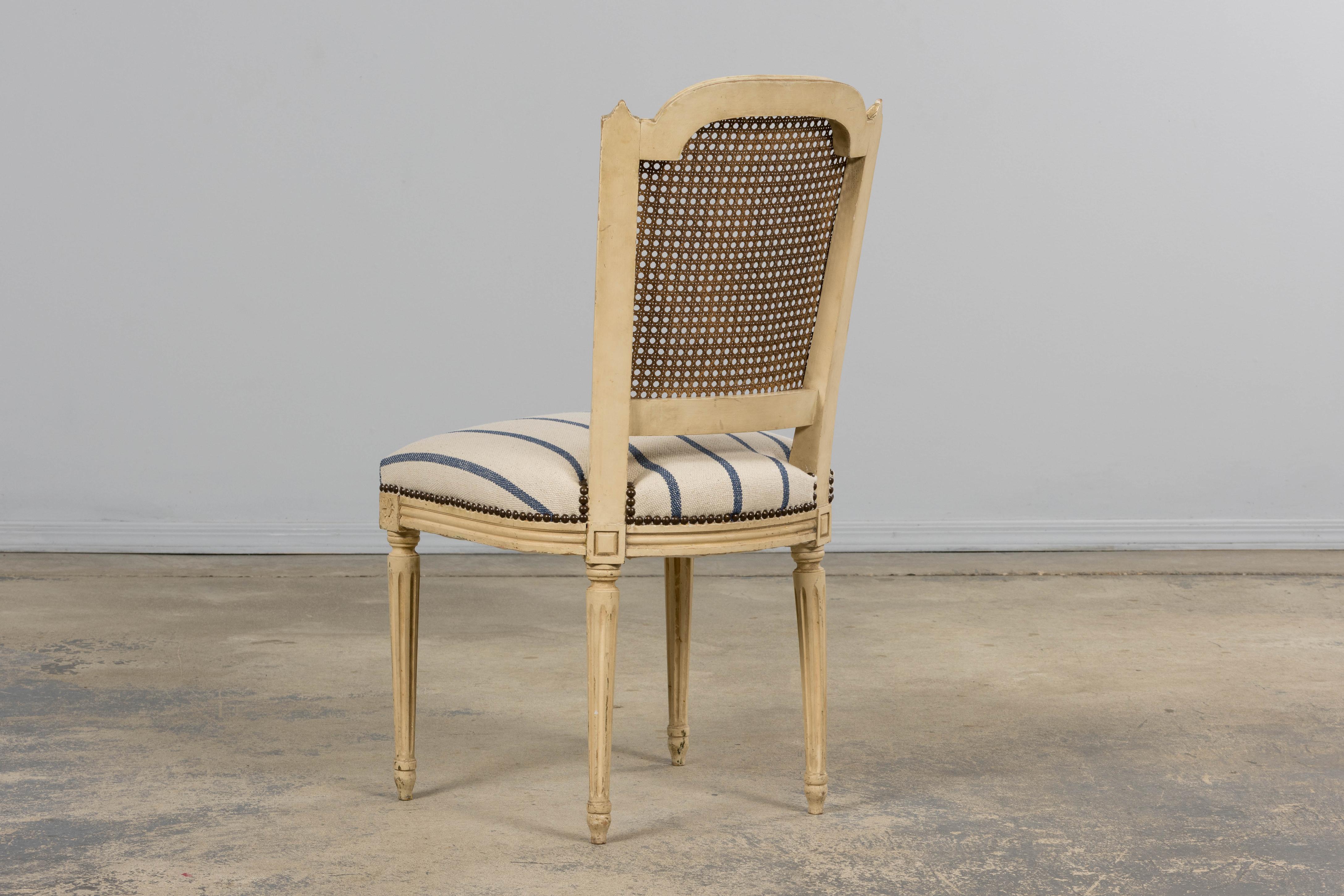 Seis Antiguas Sillas de Comedor Francesas Luis XVI Pintadas con Respaldo de Caña y Raya Azul en venta 6