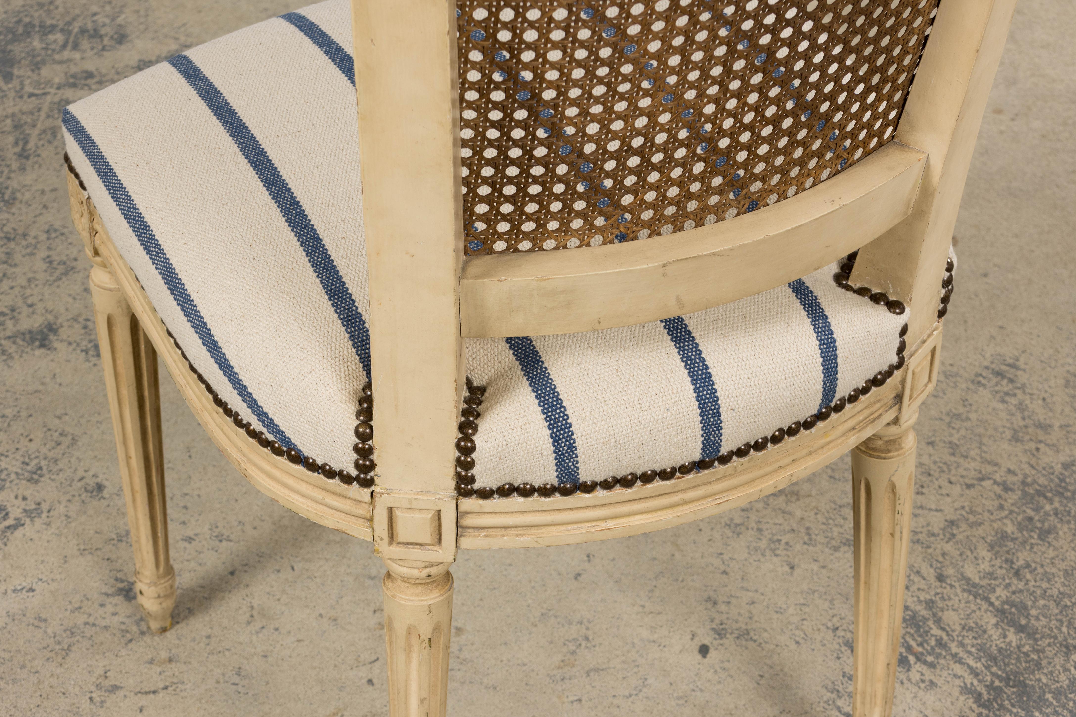 Seis Antiguas Sillas de Comedor Francesas Luis XVI Pintadas con Respaldo de Caña y Raya Azul en venta 7