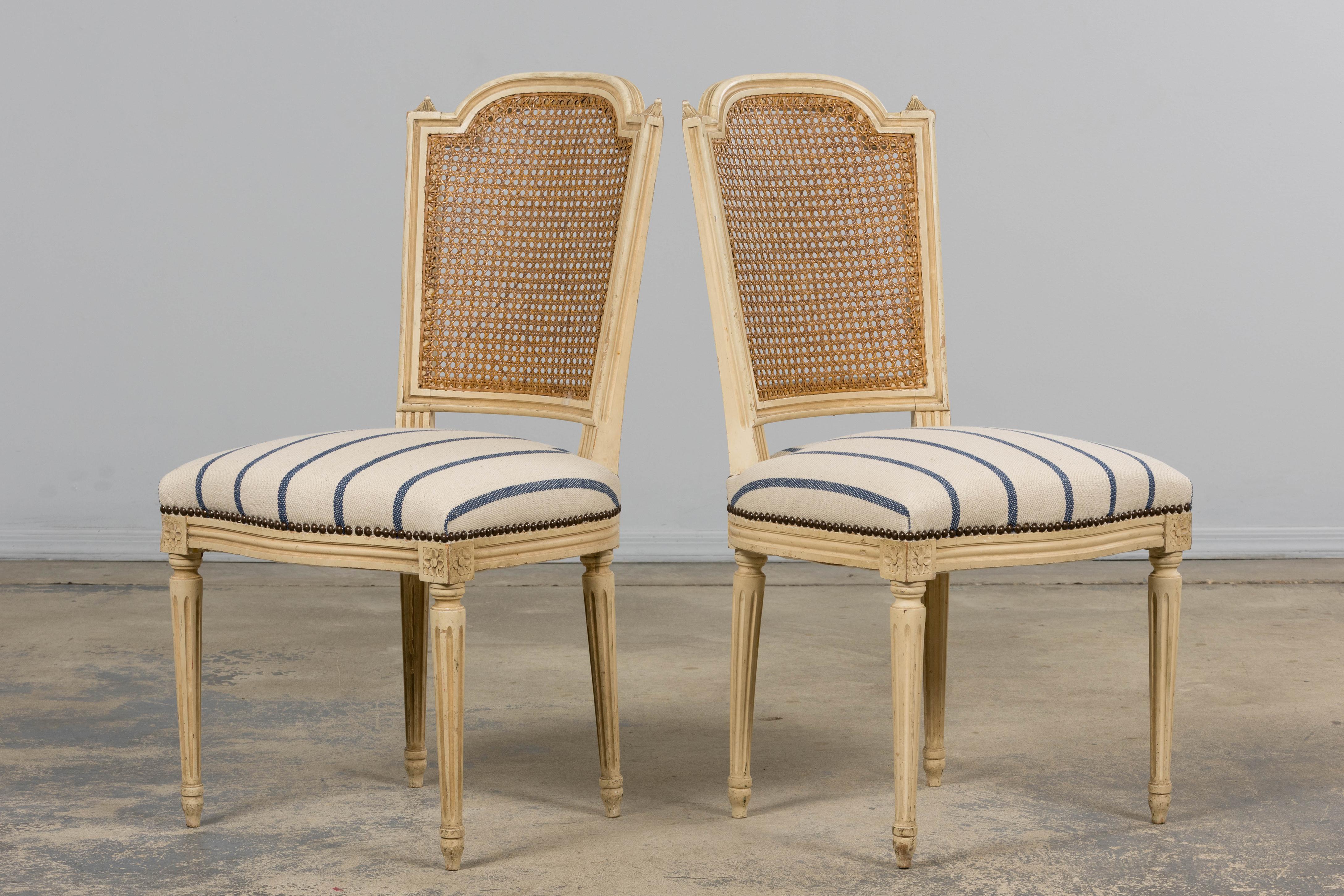 Seis Antiguas Sillas de Comedor Francesas Luis XVI Pintadas con Respaldo de Caña y Raya Azul en venta 8