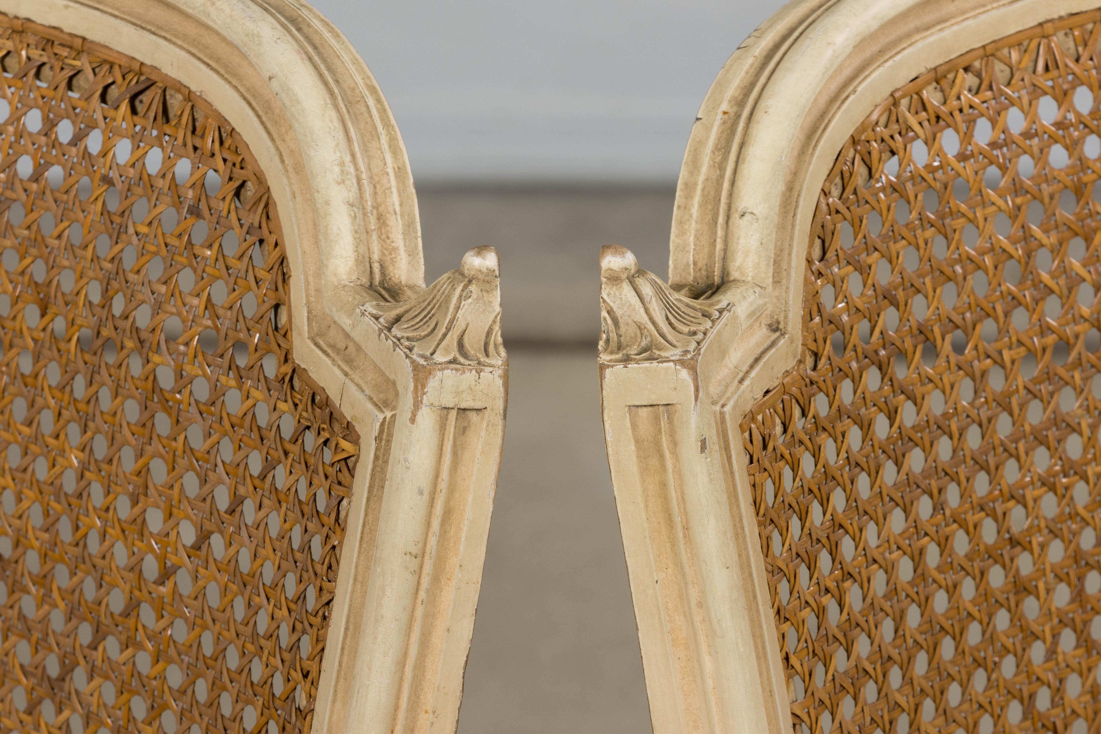 Seis Antiguas Sillas de Comedor Francesas Luis XVI Pintadas con Respaldo de Caña y Raya Azul en venta 9