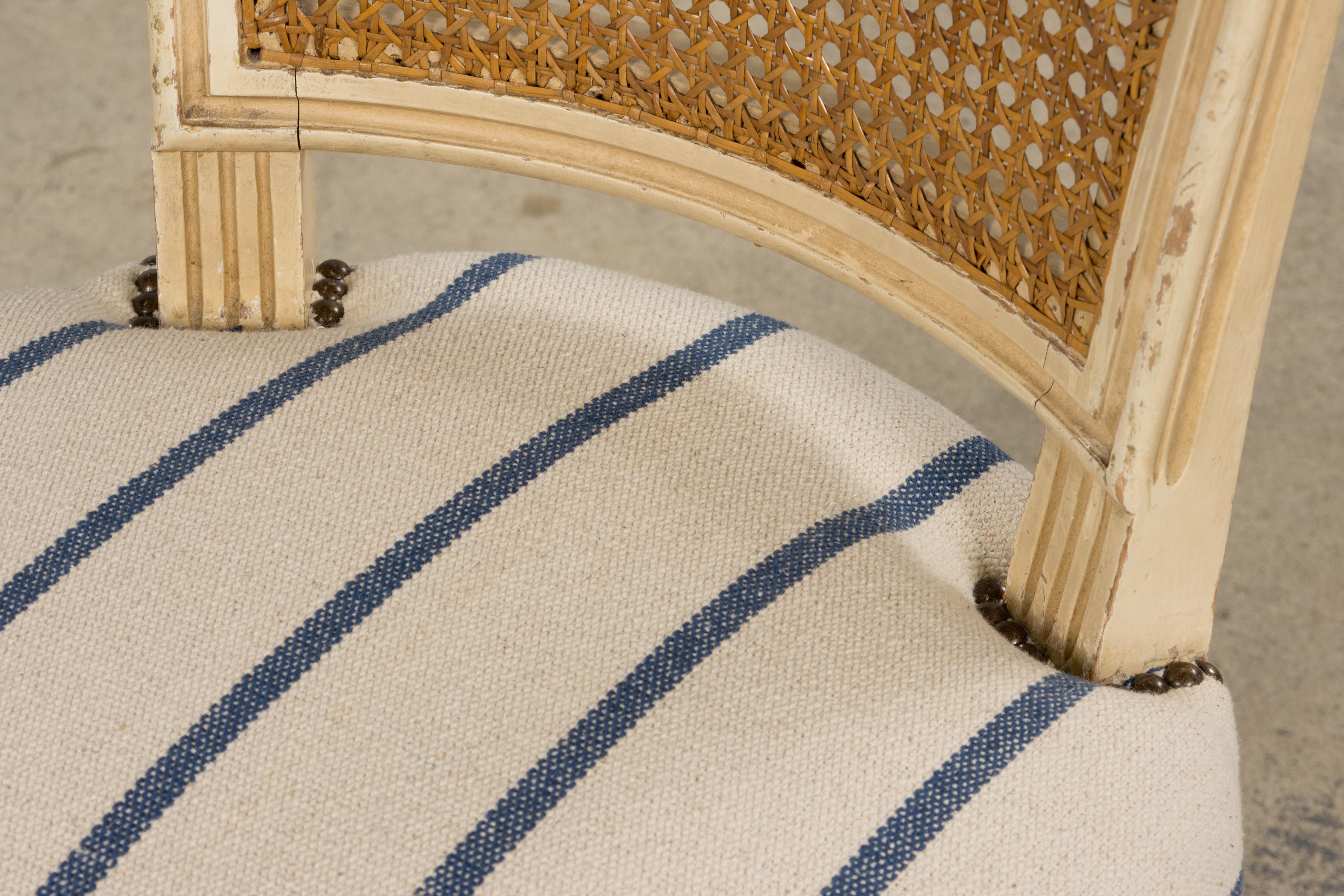 Seis Antiguas Sillas de Comedor Francesas Luis XVI Pintadas con Respaldo de Caña y Raya Azul en venta 10