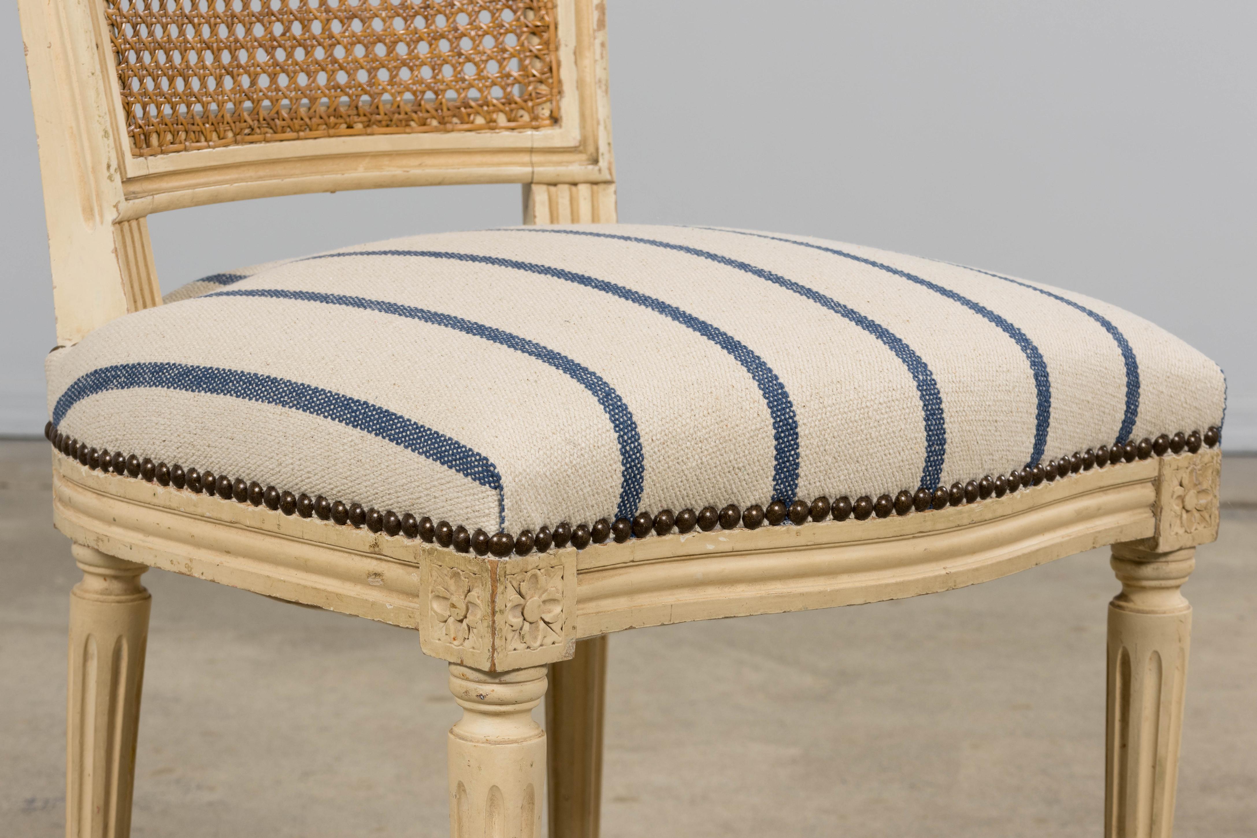 Seis Antiguas Sillas de Comedor Francesas Luis XVI Pintadas con Respaldo de Caña y Raya Azul en venta 11