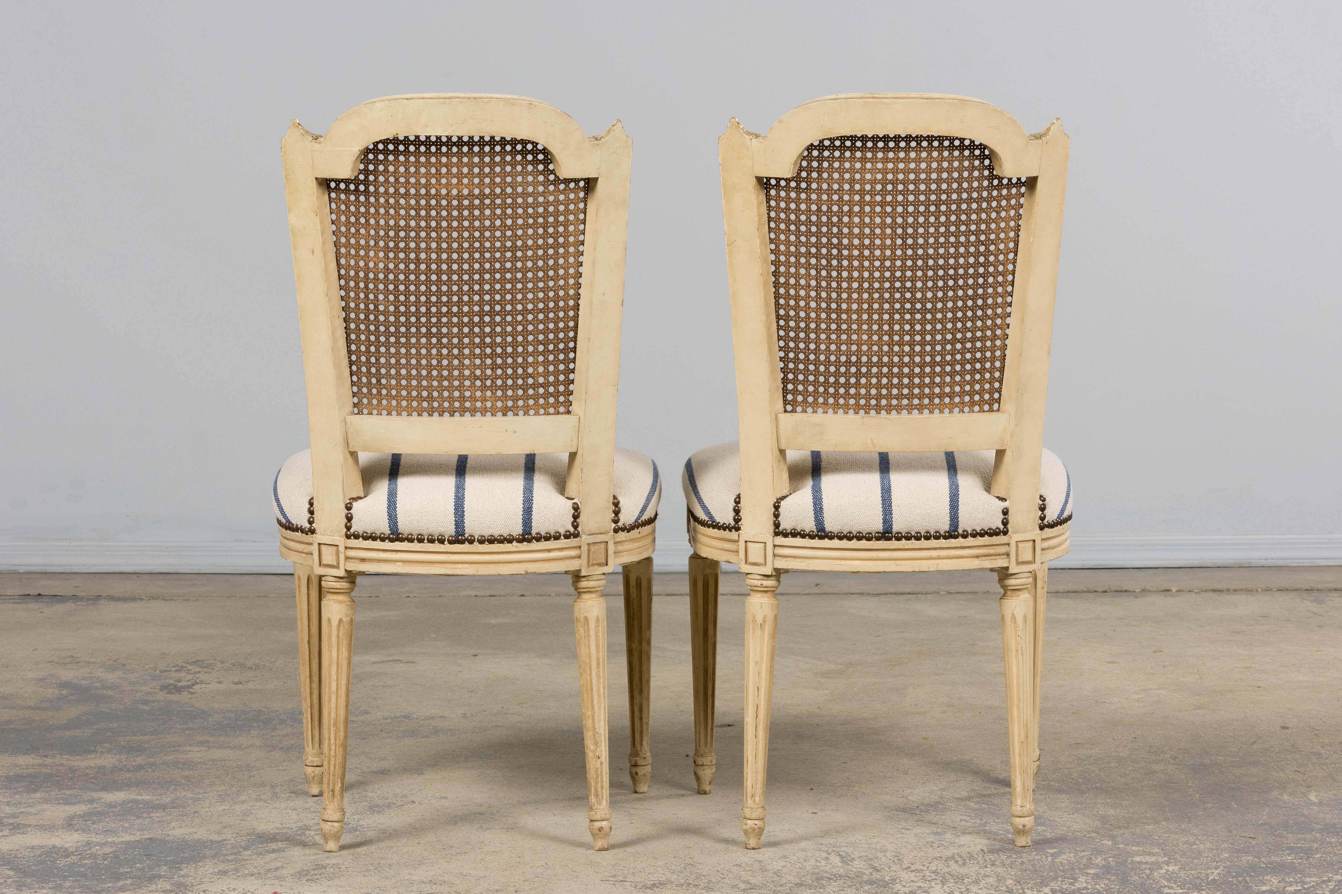 Seis Antiguas Sillas de Comedor Francesas Luis XVI Pintadas con Respaldo de Caña y Raya Azul en venta 12