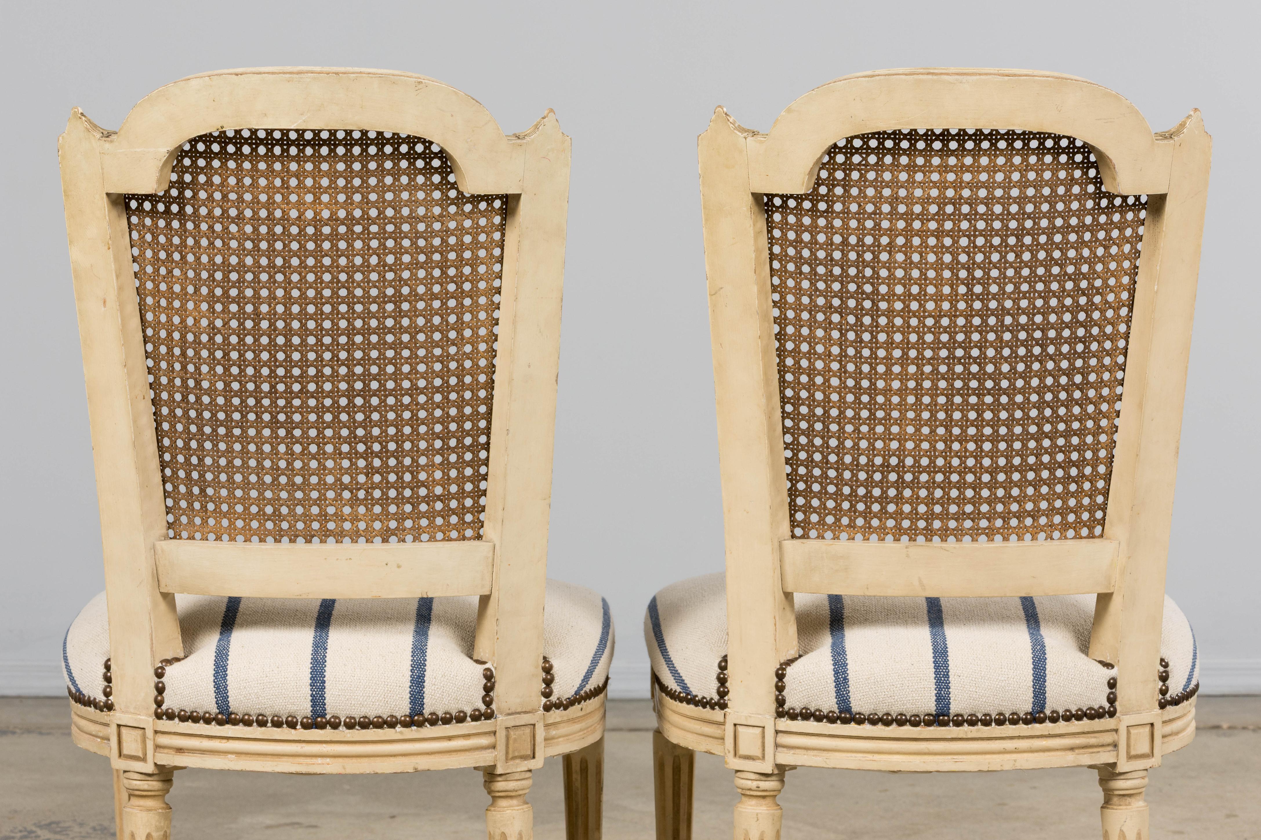 Seis Antiguas Sillas de Comedor Francesas Luis XVI Pintadas con Respaldo de Caña y Raya Azul en venta 13