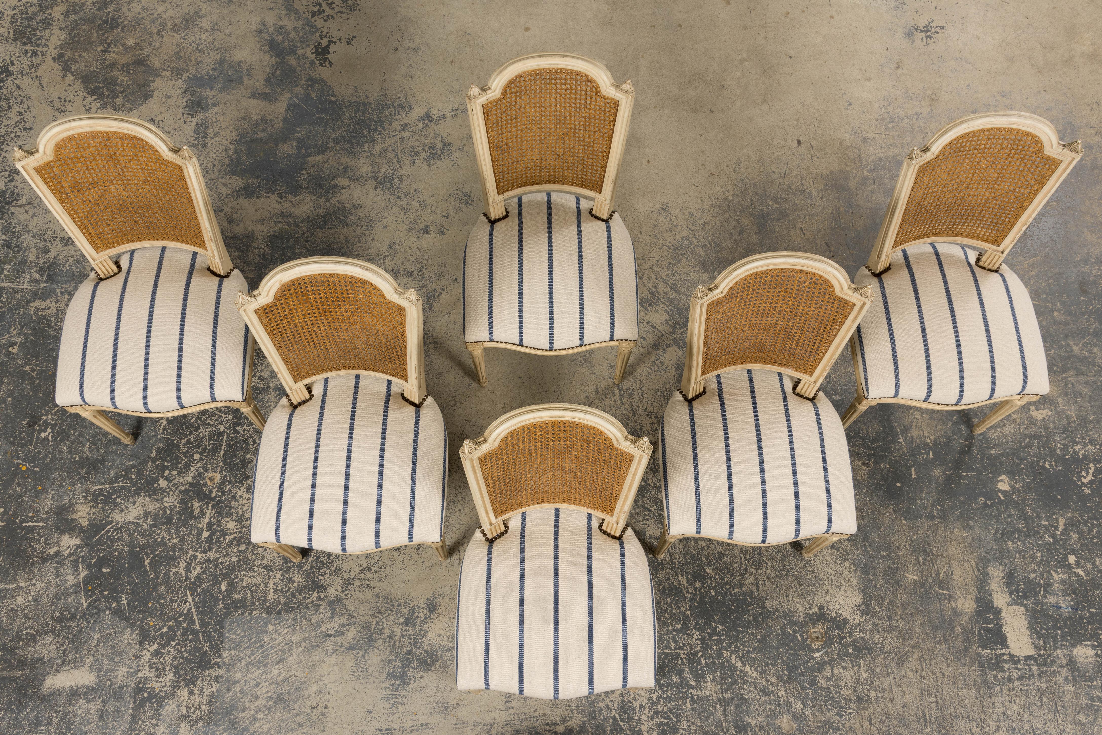 Seis Antiguas Sillas de Comedor Francesas Luis XVI Pintadas con Respaldo de Caña y Raya Azul Francés en venta