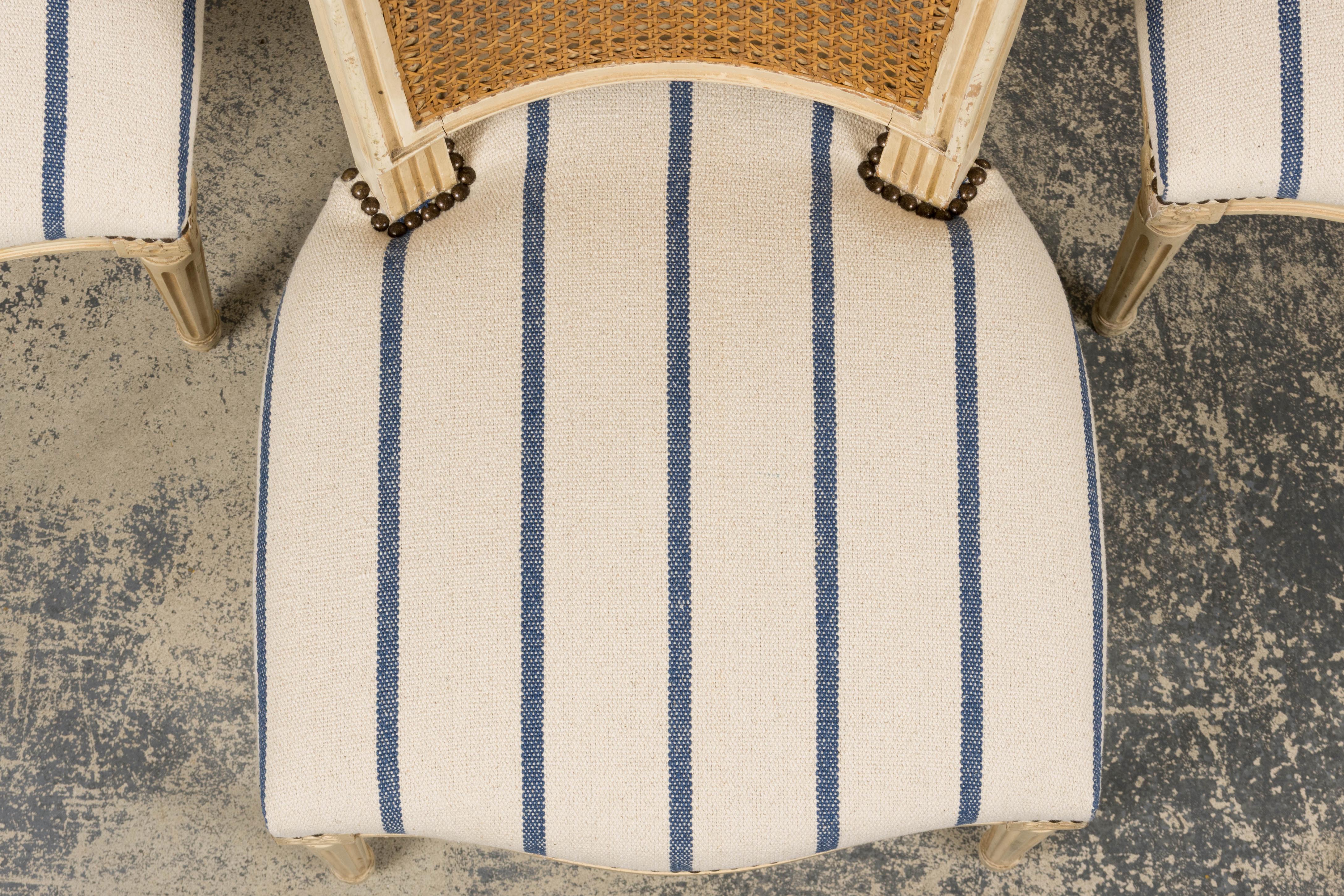 Seis Antiguas Sillas de Comedor Francesas Luis XVI Pintadas con Respaldo de Caña y Raya Azul Hecho a mano en venta