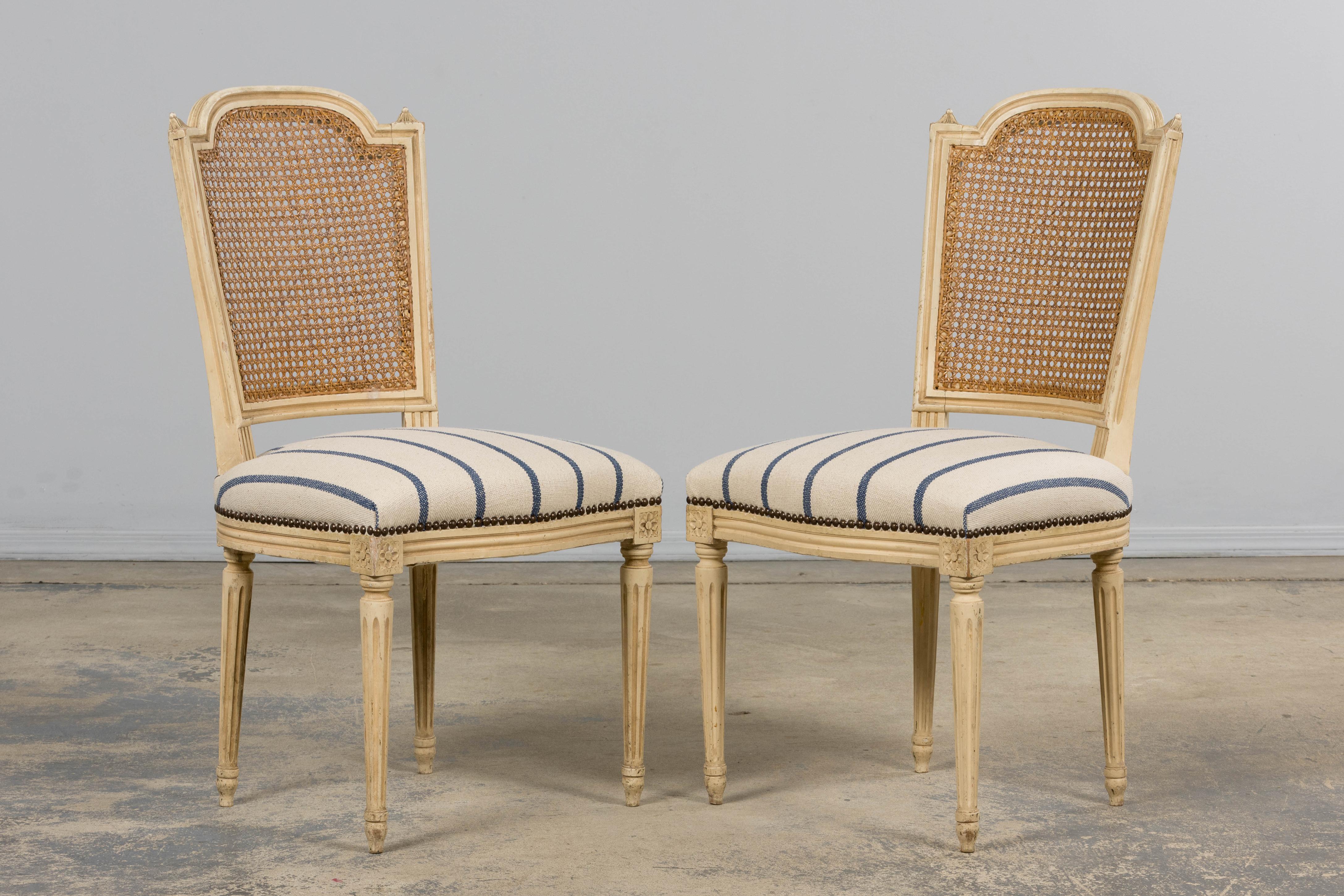 Seis Antiguas Sillas de Comedor Francesas Luis XVI Pintadas con Respaldo de Caña y Raya Azul en Bueno estado para la venta en Astoria, NY