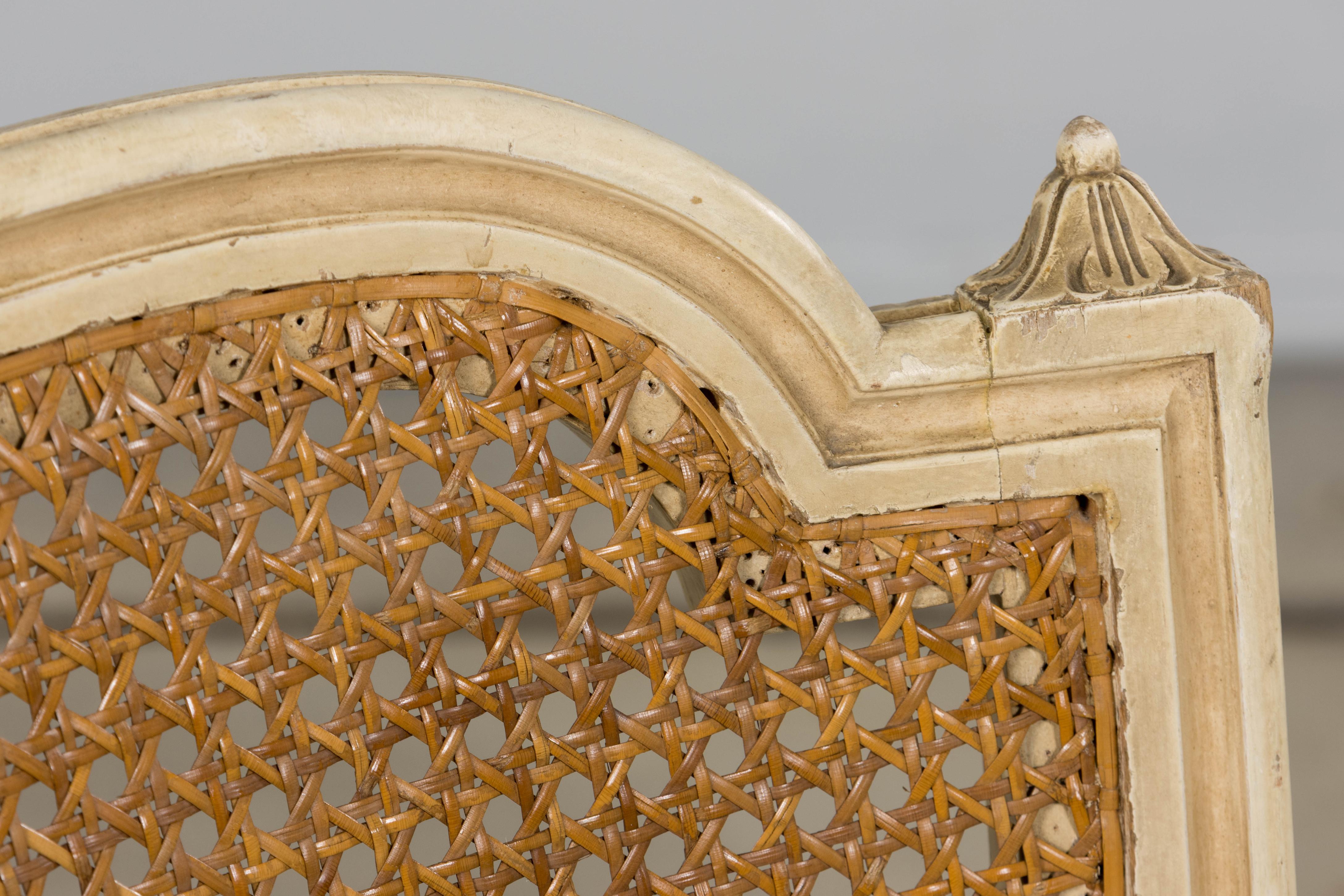 Seis Antiguas Sillas de Comedor Francesas Luis XVI Pintadas con Respaldo de Caña y Raya Azul siglo XX en venta