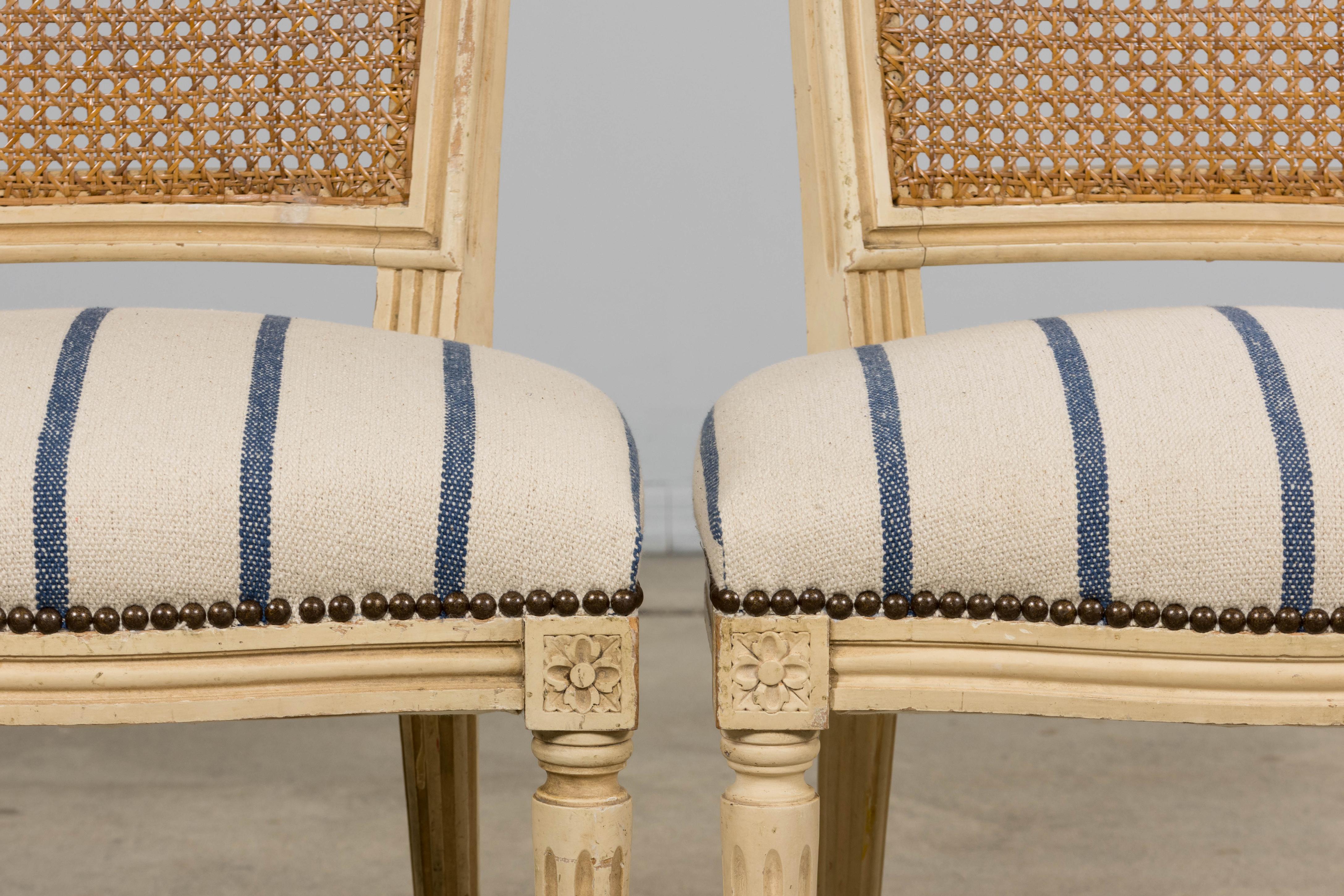 Seis Antiguas Sillas de Comedor Francesas Luis XVI Pintadas con Respaldo de Caña y Raya Azul Jacquard en venta