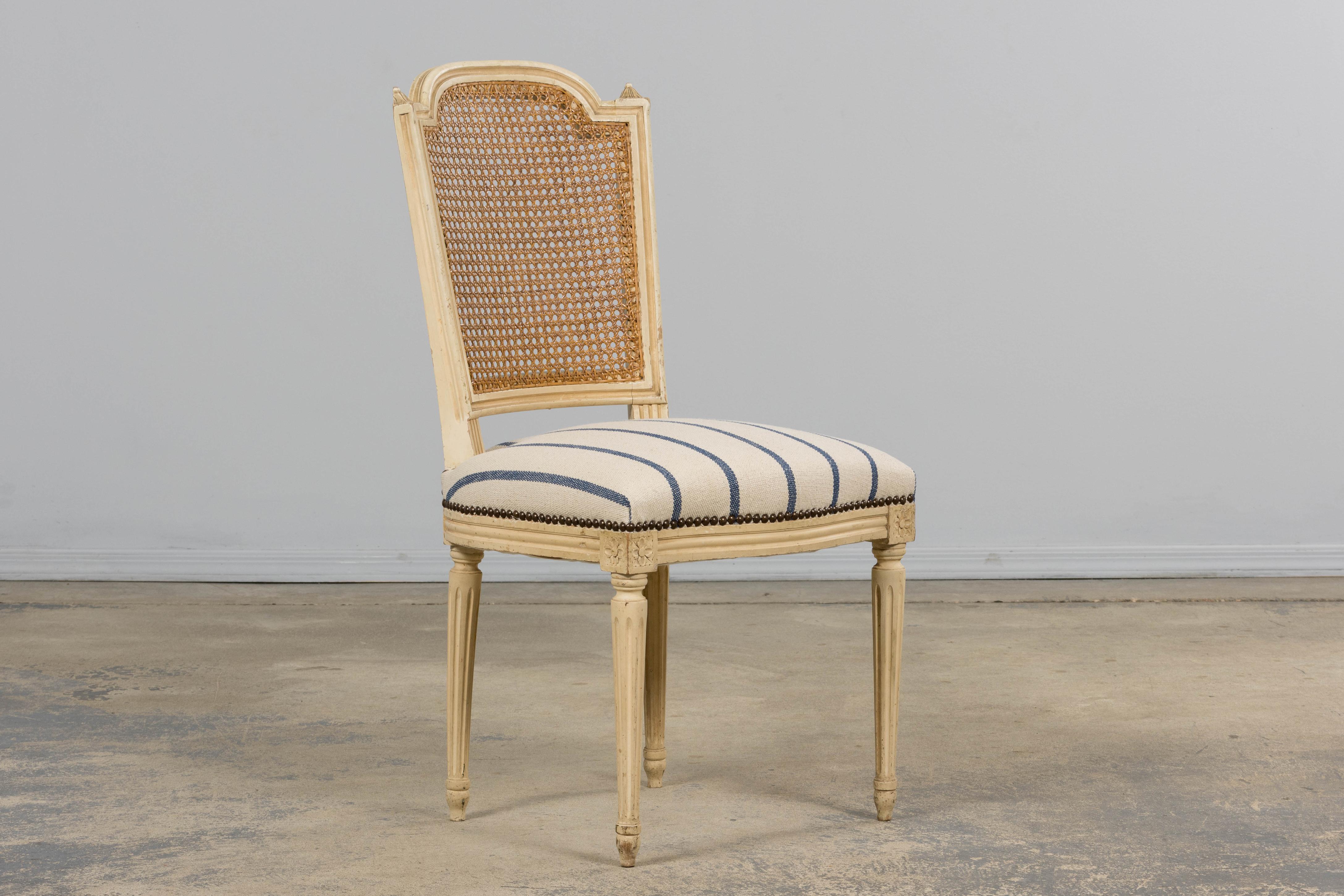 Seis Antiguas Sillas de Comedor Francesas Luis XVI Pintadas con Respaldo de Caña y Raya Azul en venta 1