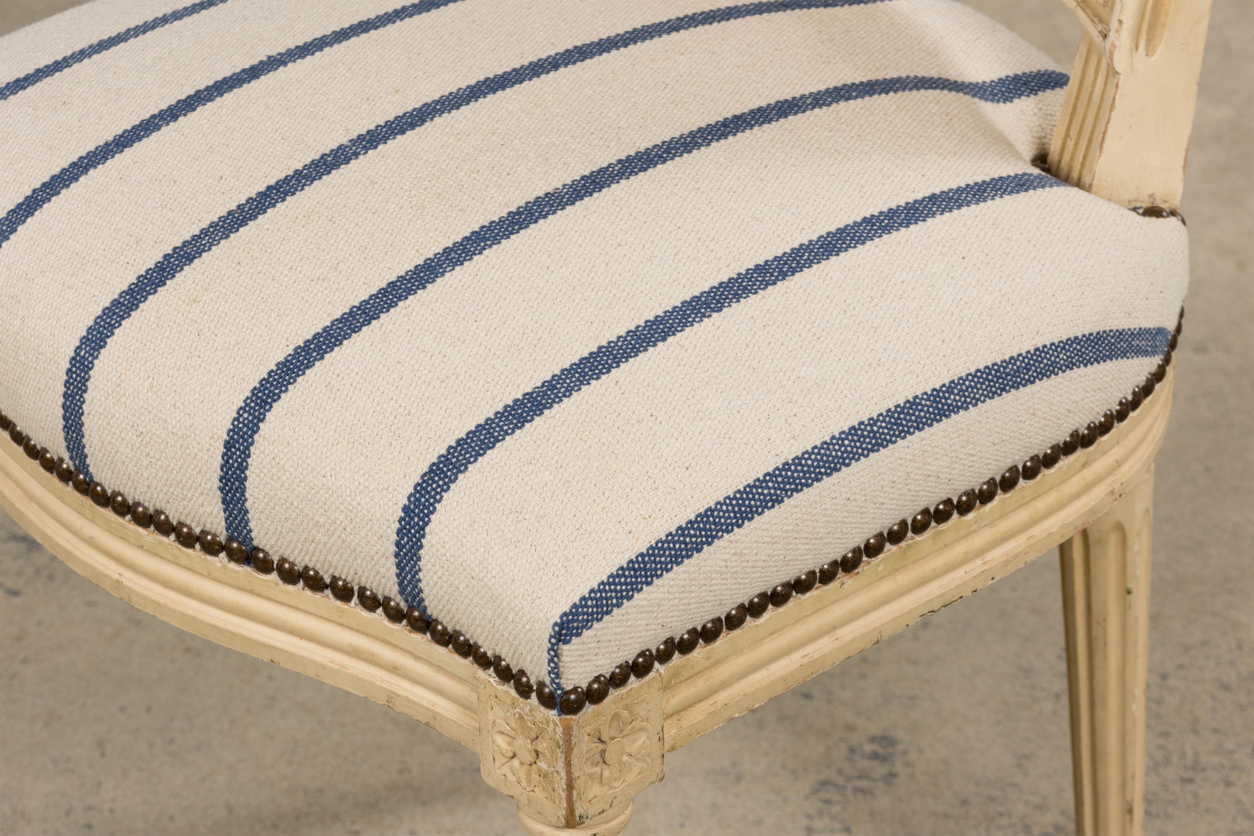 Seis Antiguas Sillas de Comedor Francesas Luis XVI Pintadas con Respaldo de Caña y Raya Azul en venta 2