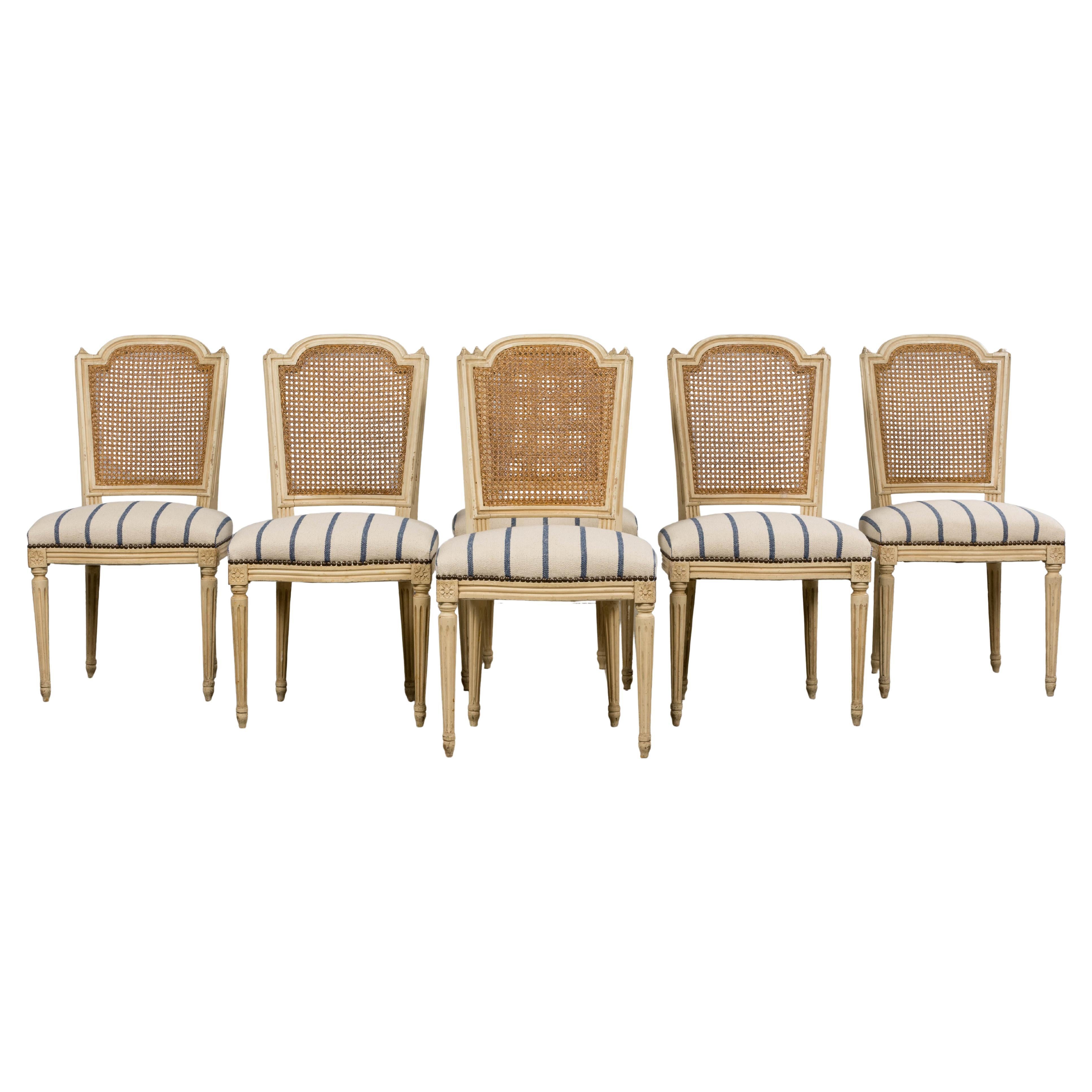 Seis Antiguas Sillas de Comedor Francesas Luis XVI Pintadas con Respaldo de Caña y Raya Azul en venta