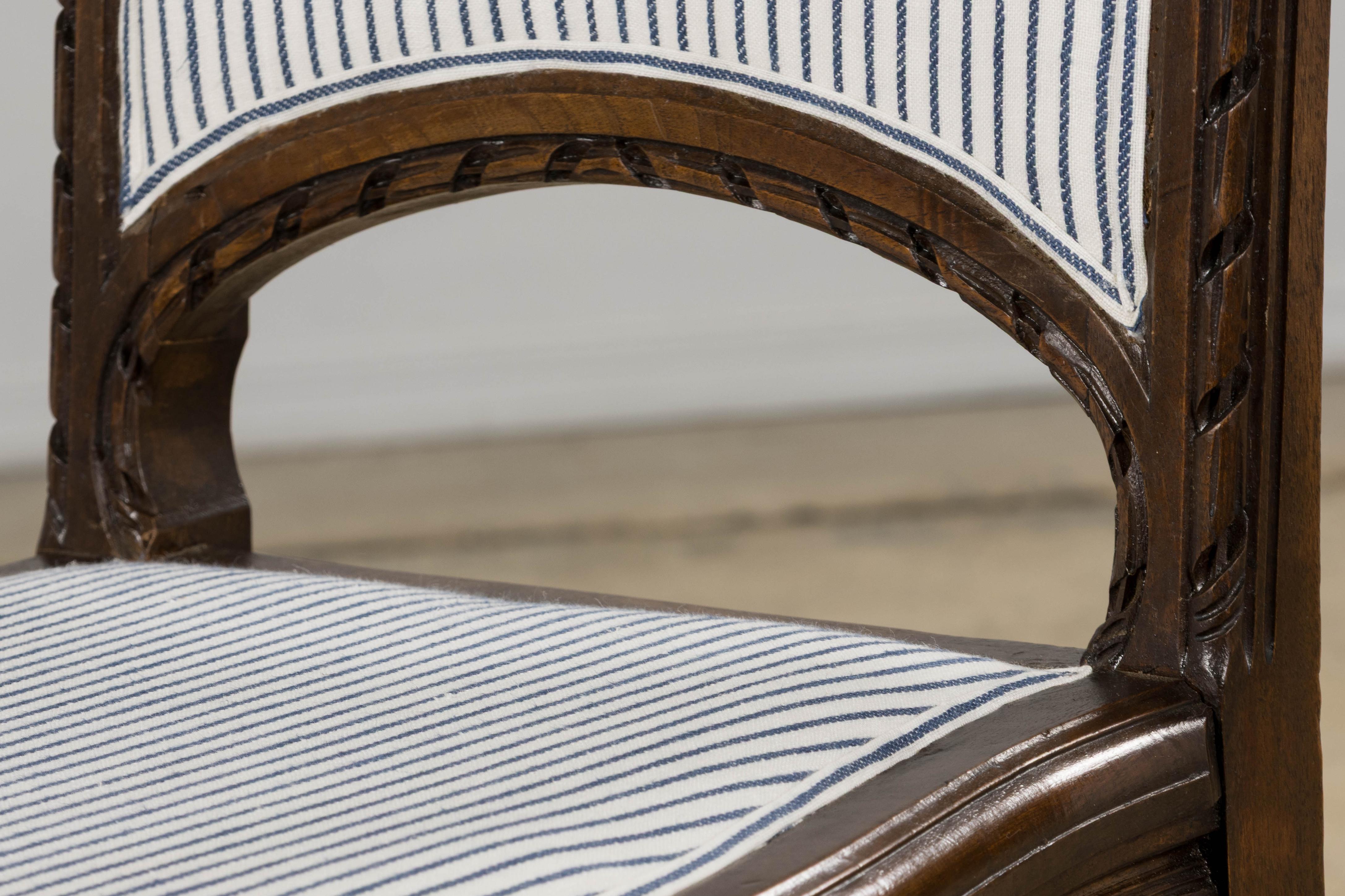 Six chaises de salle à manger antiques françaises en noyer de style Louis XVI à rayures de lin bleu en vente 3