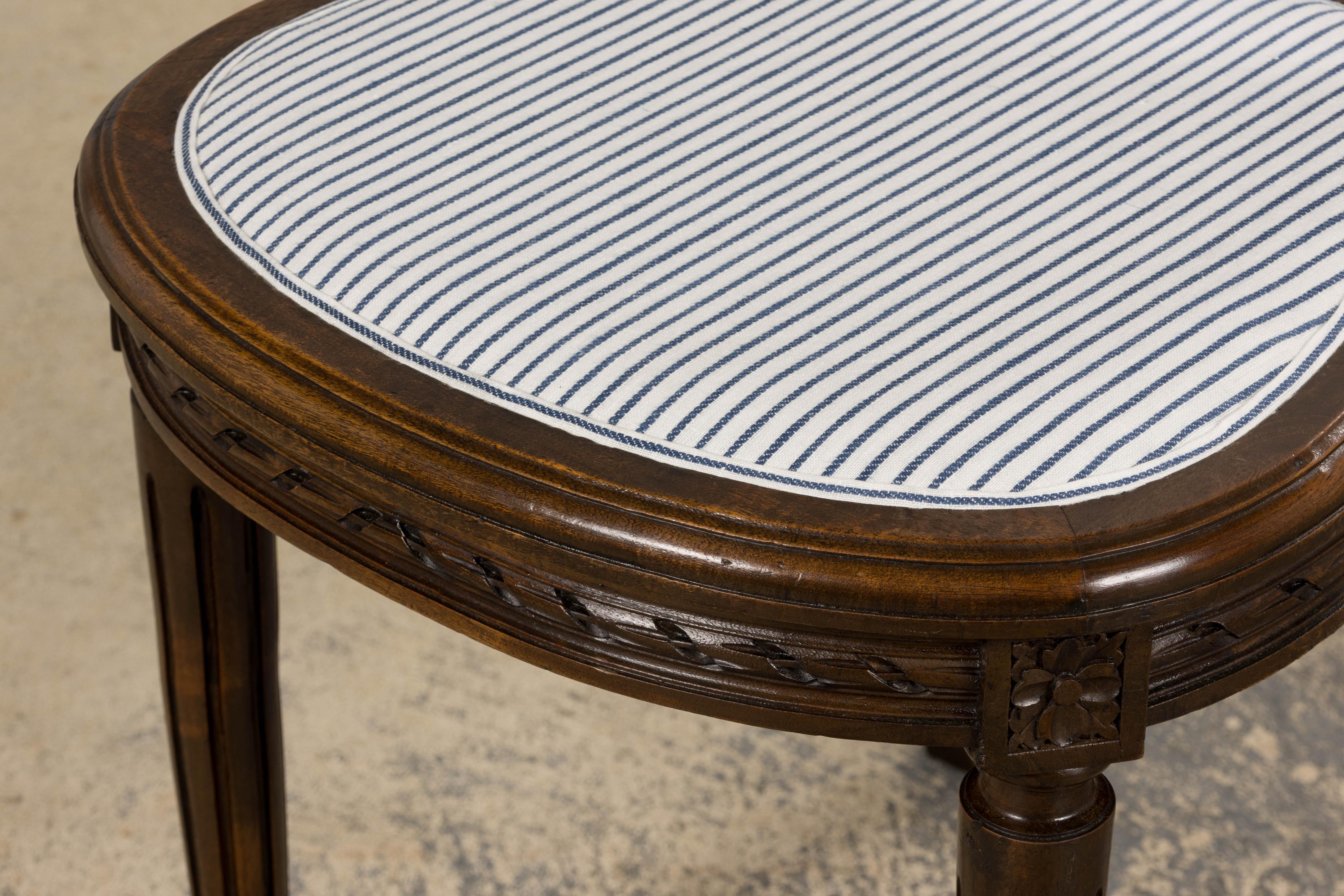 Six chaises de salle à manger antiques françaises en noyer de style Louis XVI à rayures de lin bleu en vente 4