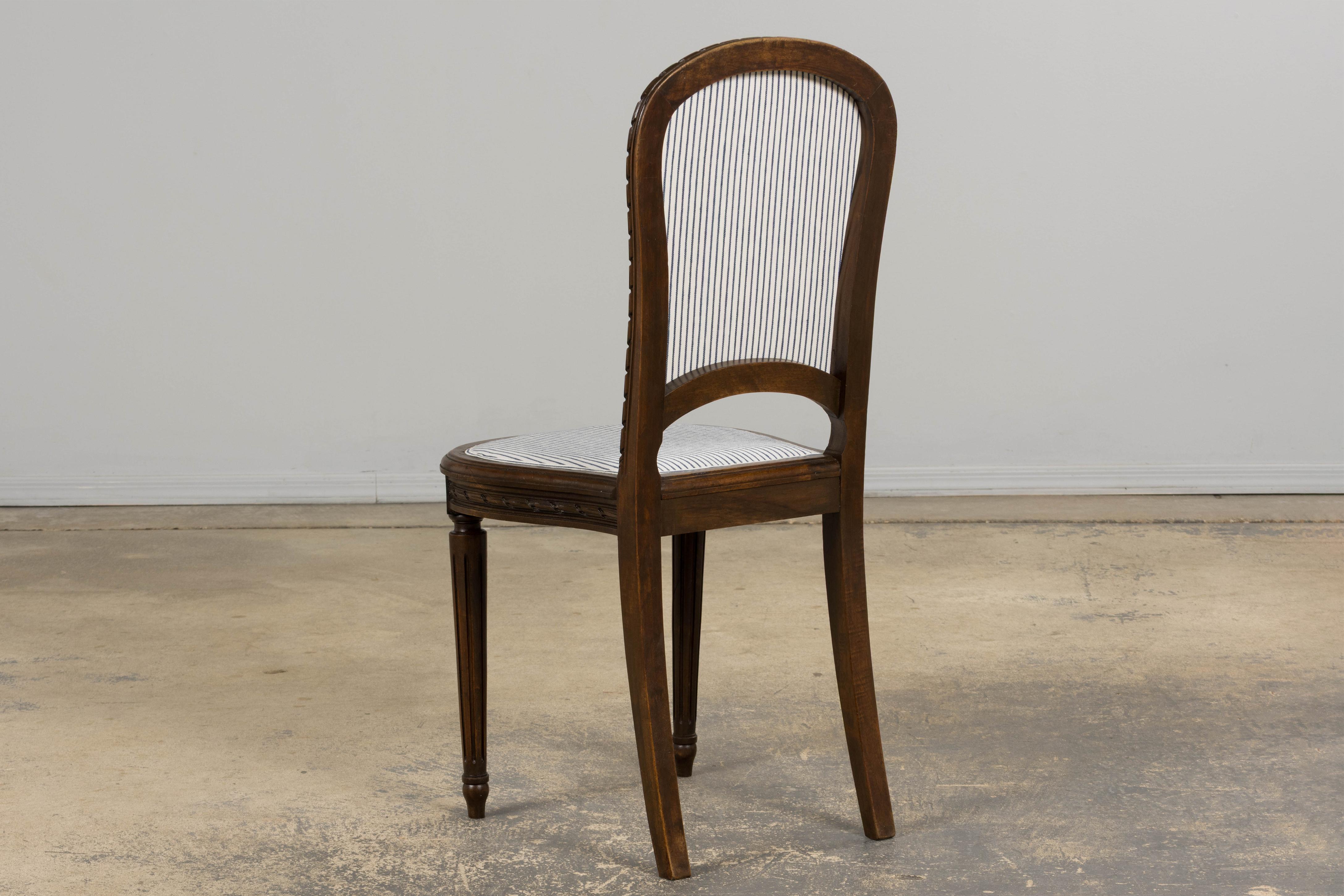 Six chaises de salle à manger antiques françaises en noyer de style Louis XVI à rayures de lin bleu en vente 5
