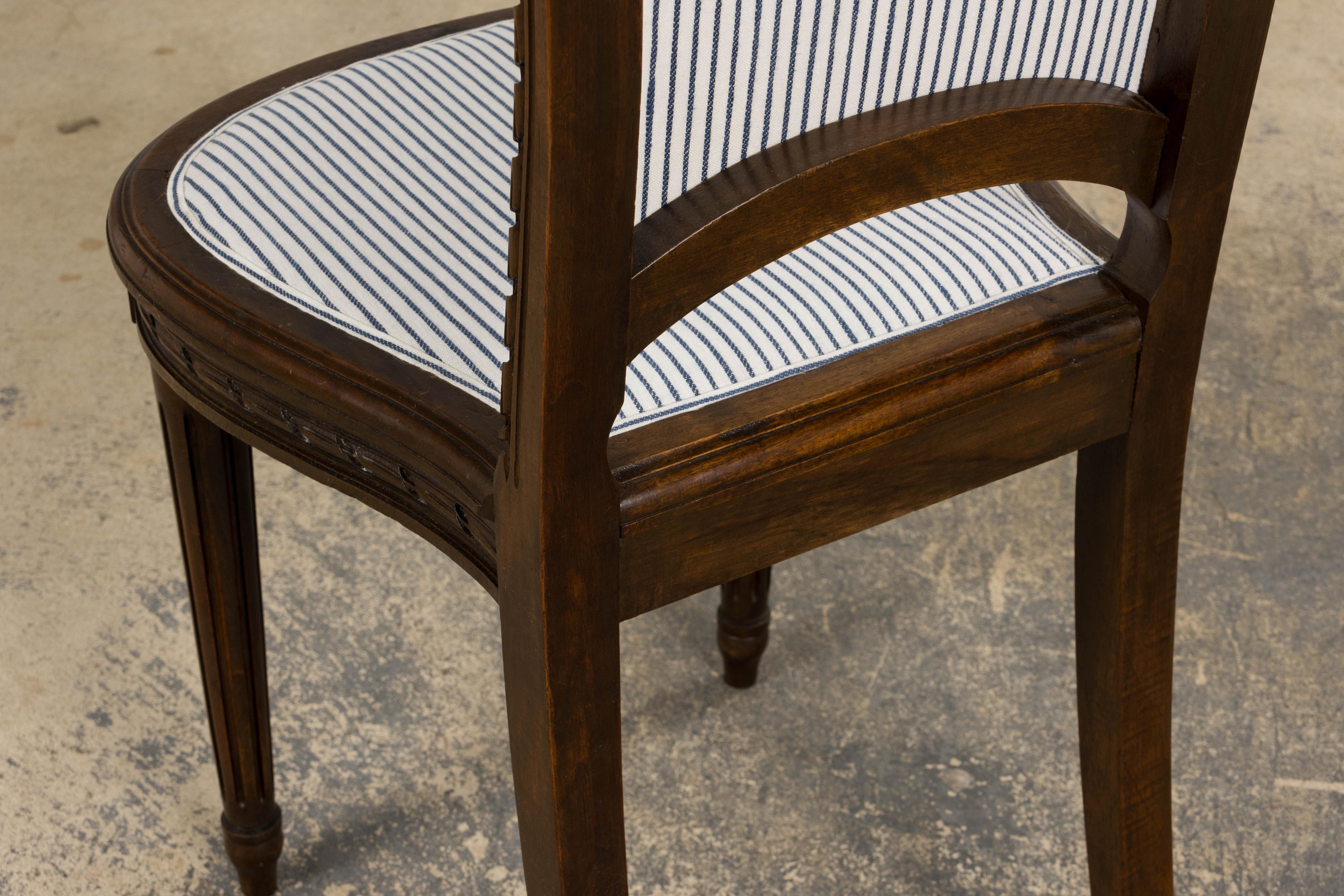 Six chaises de salle à manger antiques françaises en noyer de style Louis XVI à rayures de lin bleu en vente 6