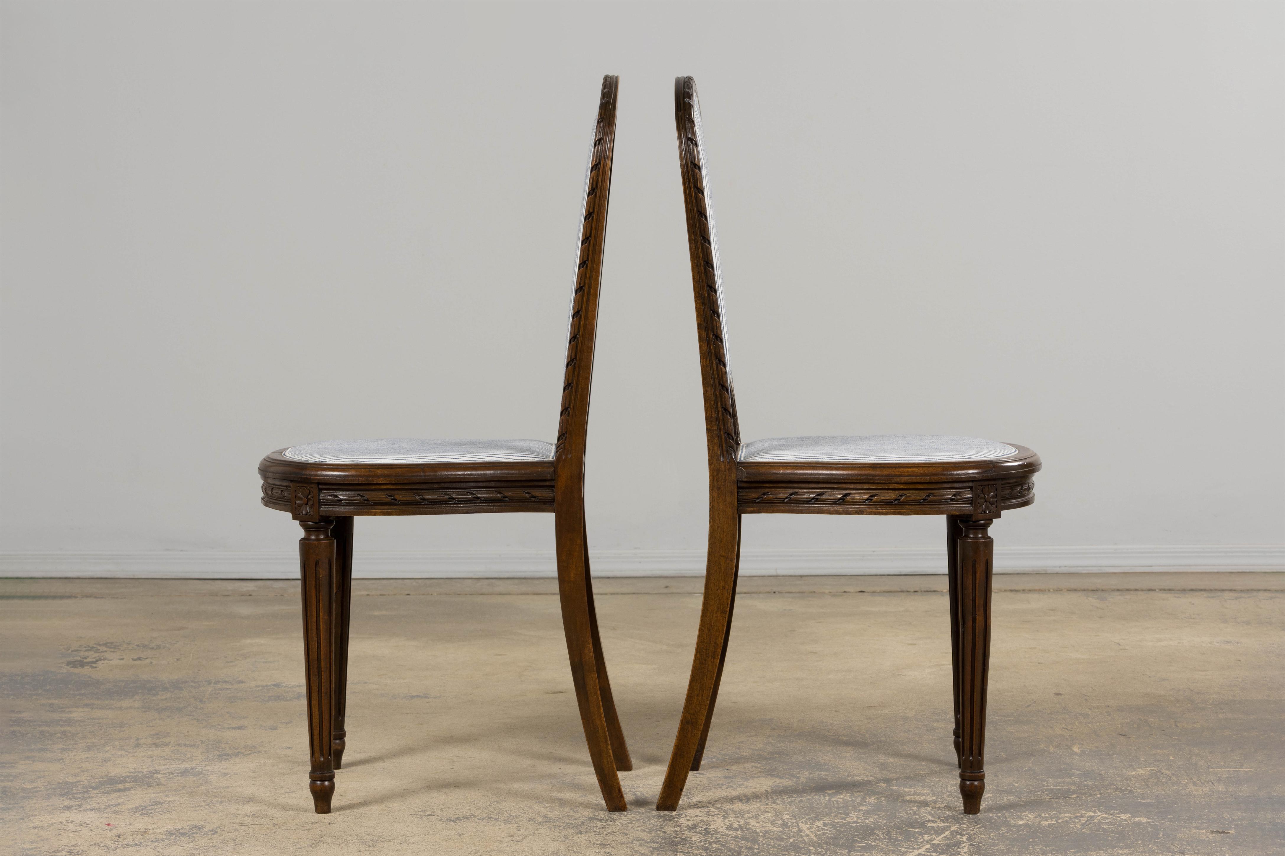 Six chaises de salle à manger antiques françaises en noyer de style Louis XVI à rayures de lin bleu en vente 7
