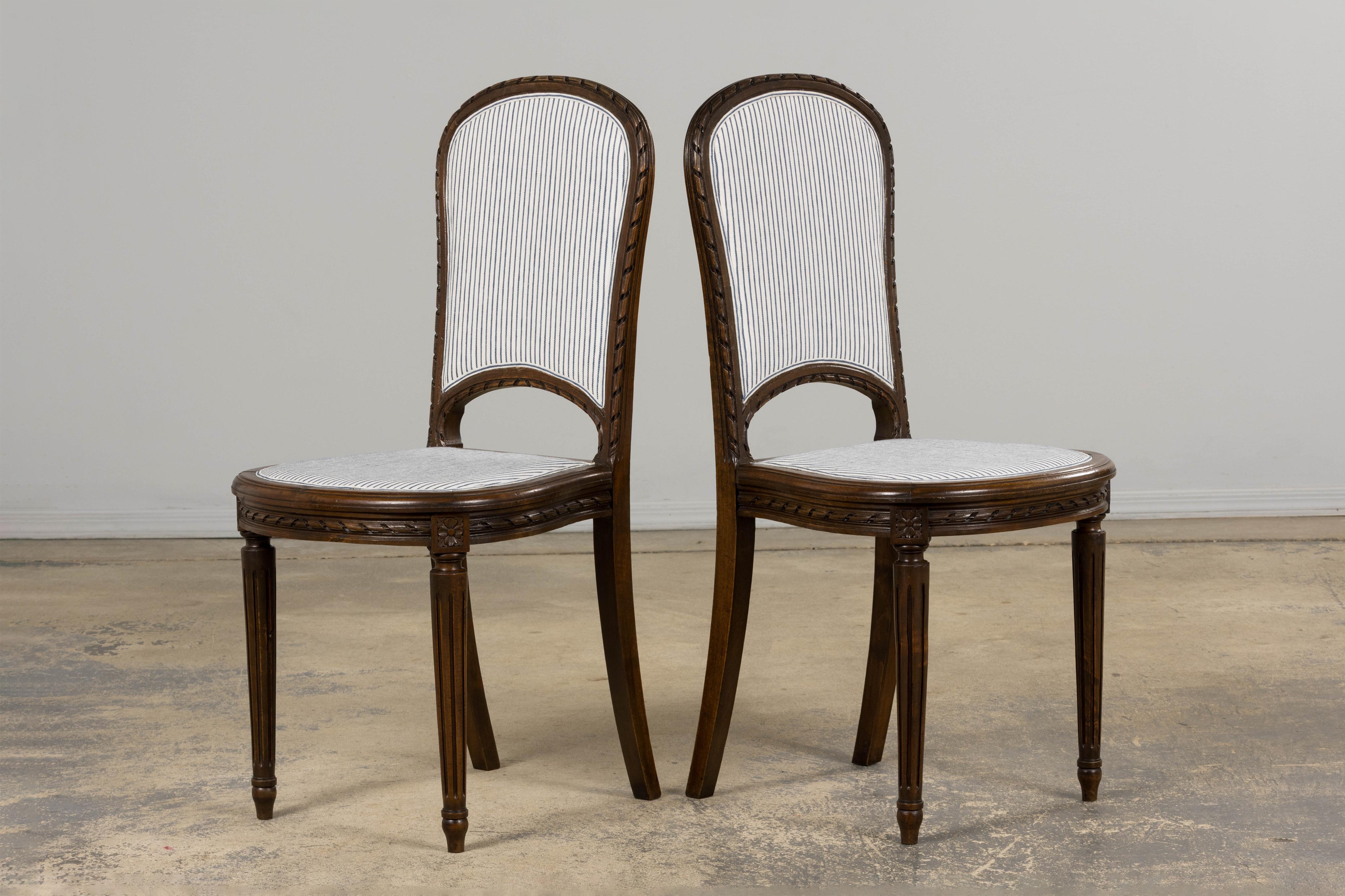 Six chaises de salle à manger antiques françaises en noyer de style Louis XVI à rayures de lin bleu en vente 8