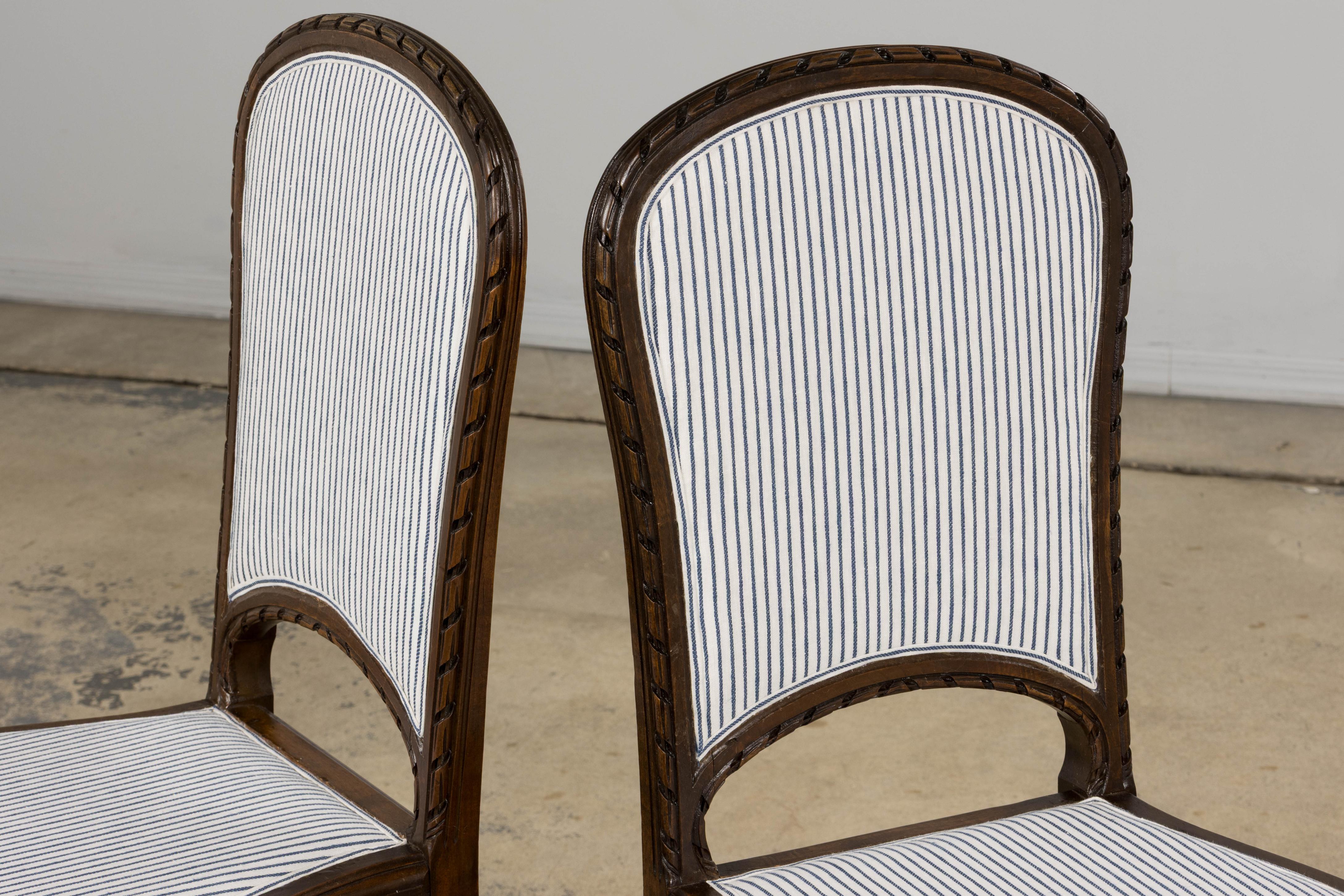 Six chaises de salle à manger antiques françaises en noyer de style Louis XVI à rayures de lin bleu en vente 9