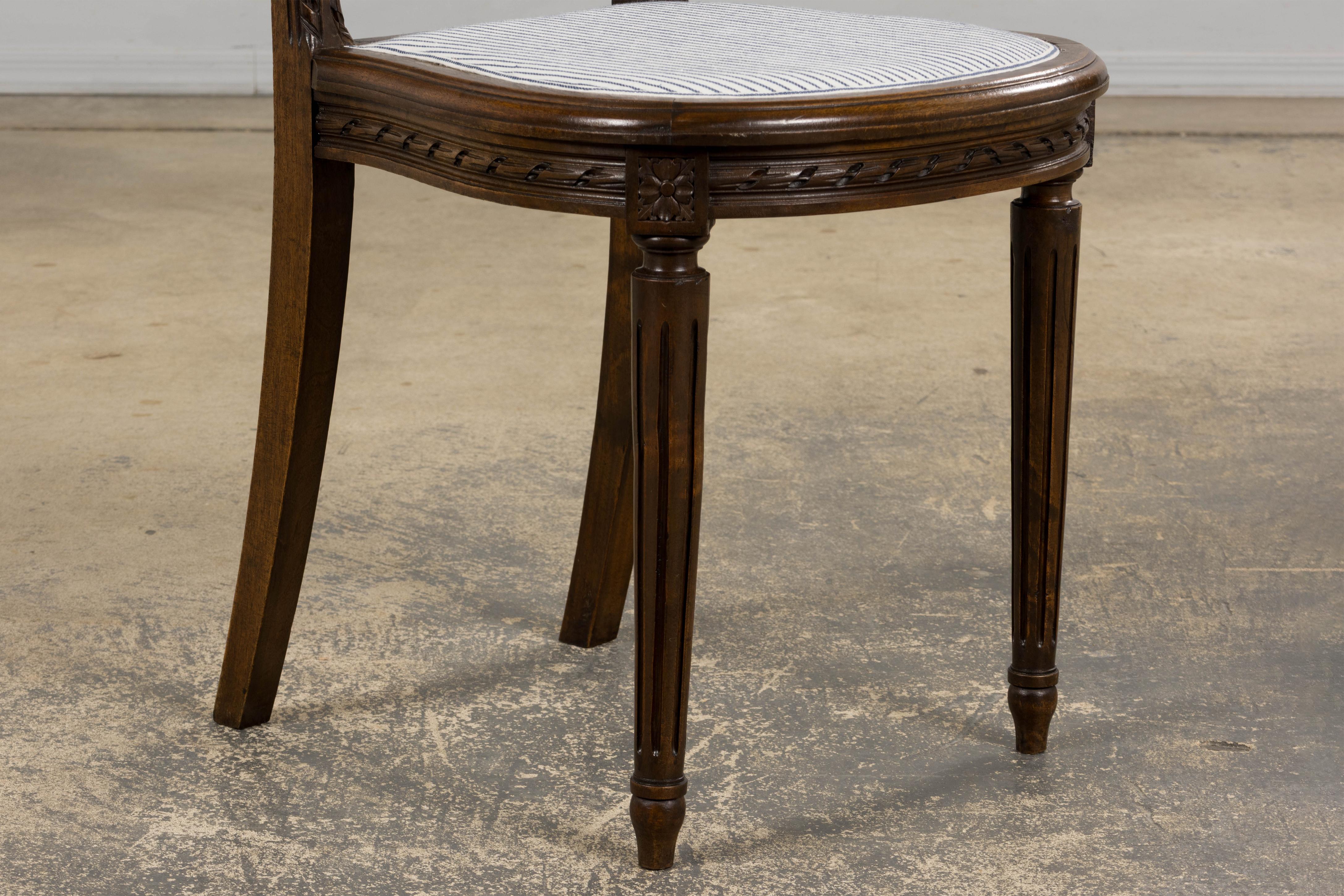 Six chaises de salle à manger antiques françaises en noyer de style Louis XVI à rayures de lin bleu en vente 10