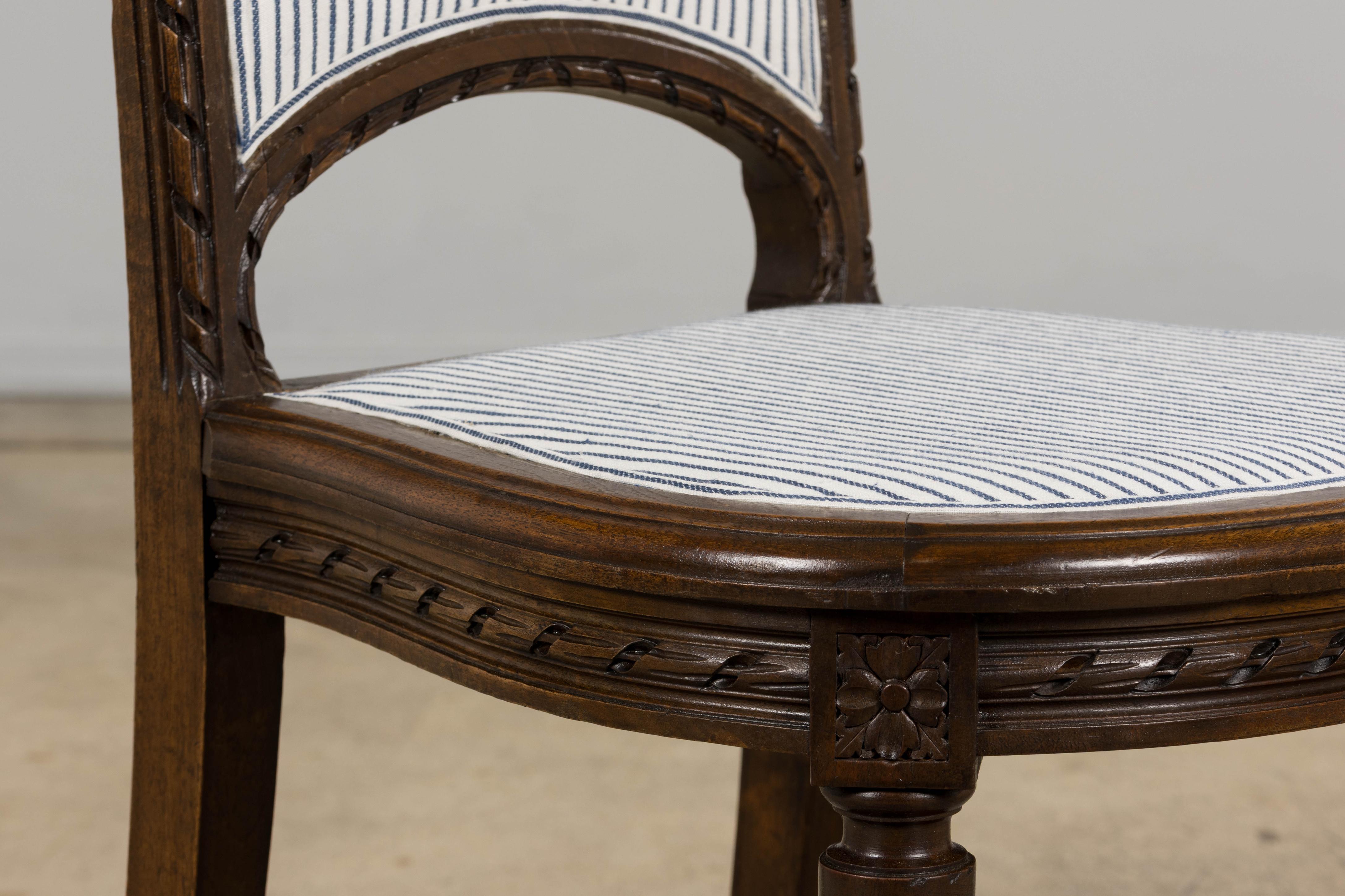 Six chaises de salle à manger antiques françaises en noyer de style Louis XVI à rayures de lin bleu en vente 12