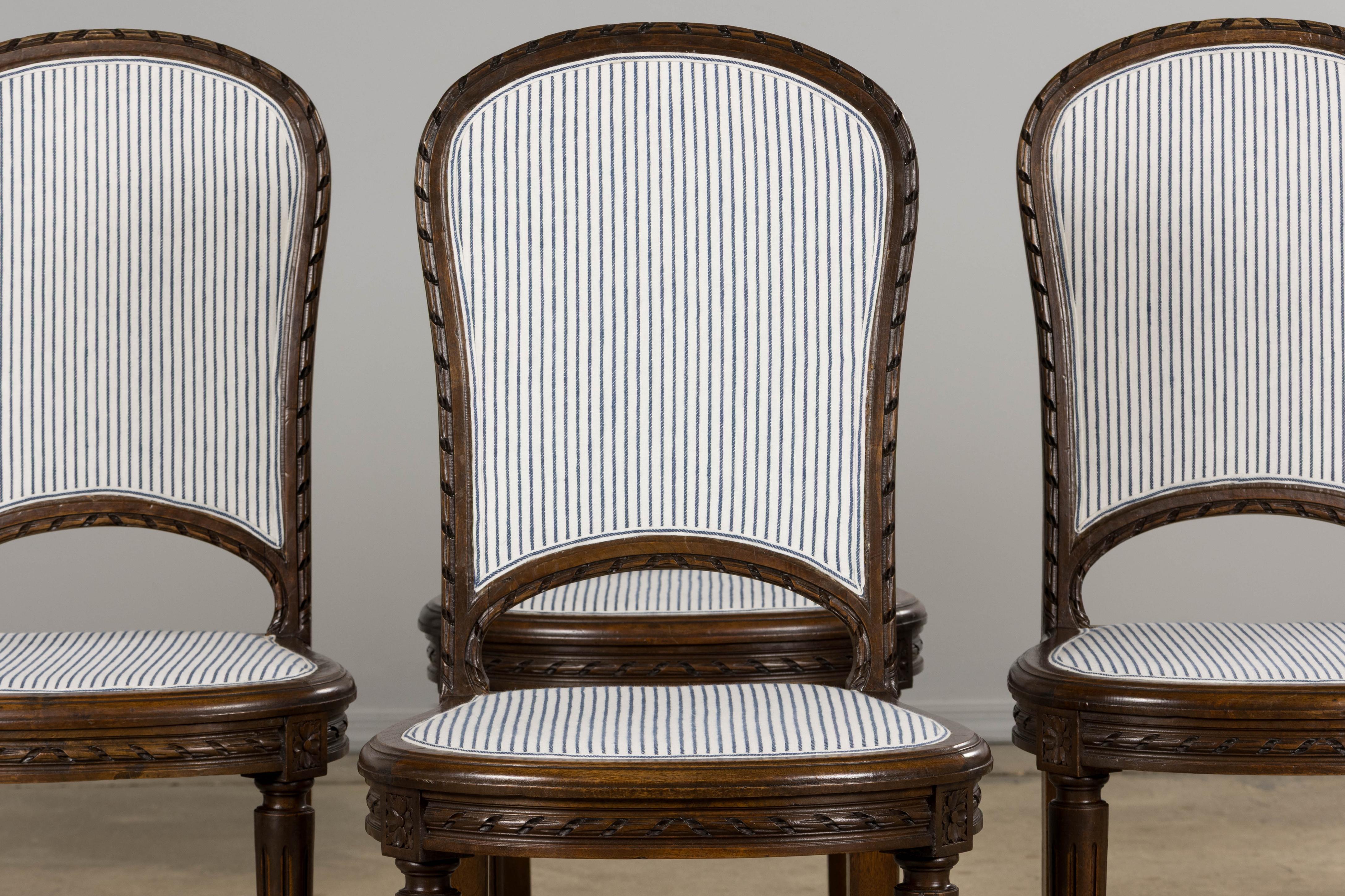 Un ensemble classique de six chaises d'appoint de style Louis XVI datant de la fin du 19ème siècle, provenant de Provence. Fabriquée en noyer massif, chaque chaise présente un cadre sculpté à la main avec des détails en forme de ruban torsadé, des