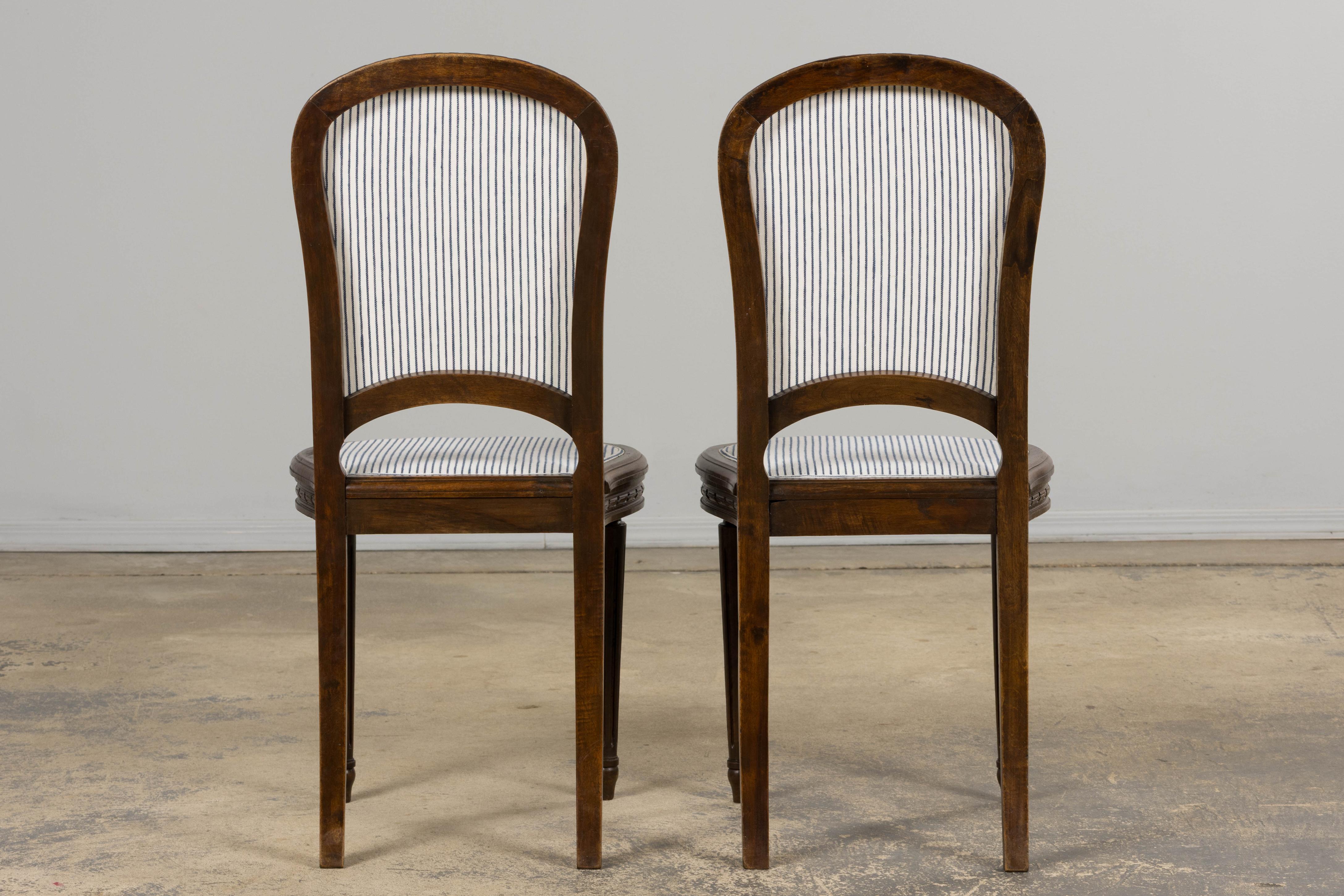 Six chaises de salle à manger antiques françaises en noyer de style Louis XVI à rayures de lin bleu en vente 13