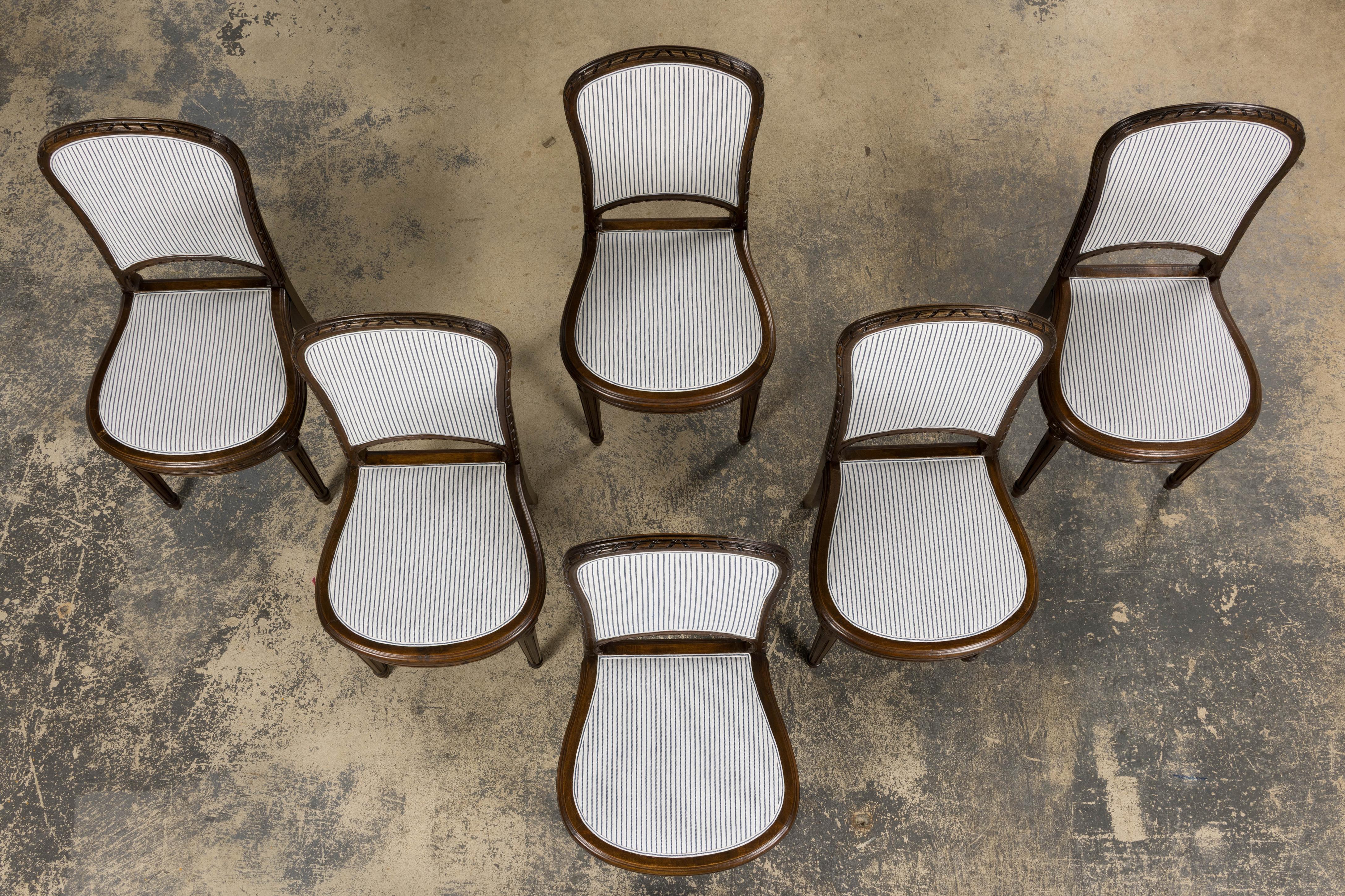 Français Six chaises de salle à manger antiques françaises en noyer de style Louis XVI à rayures de lin bleu en vente