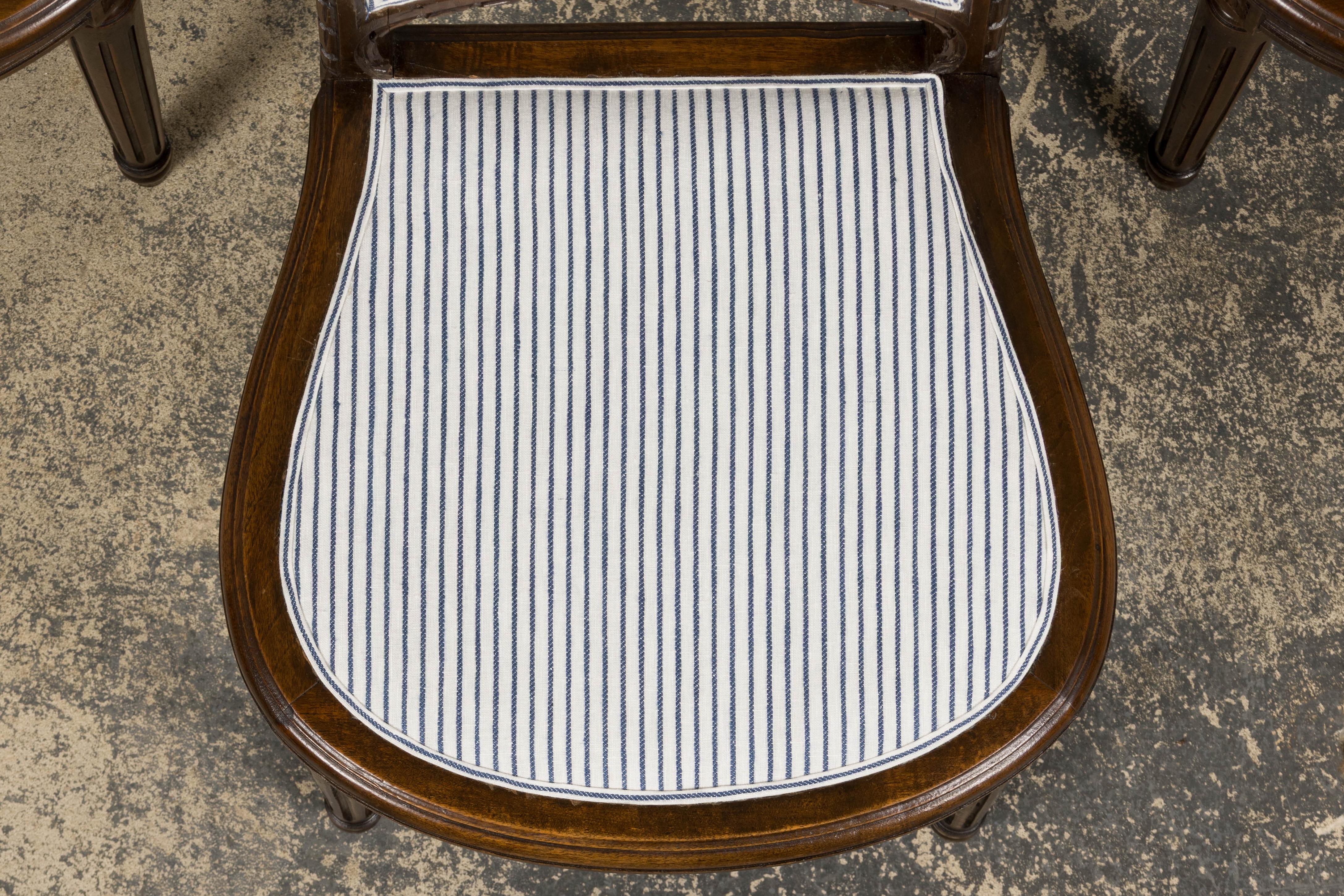 Sculpté à la main Six chaises de salle à manger antiques françaises en noyer de style Louis XVI à rayures de lin bleu en vente