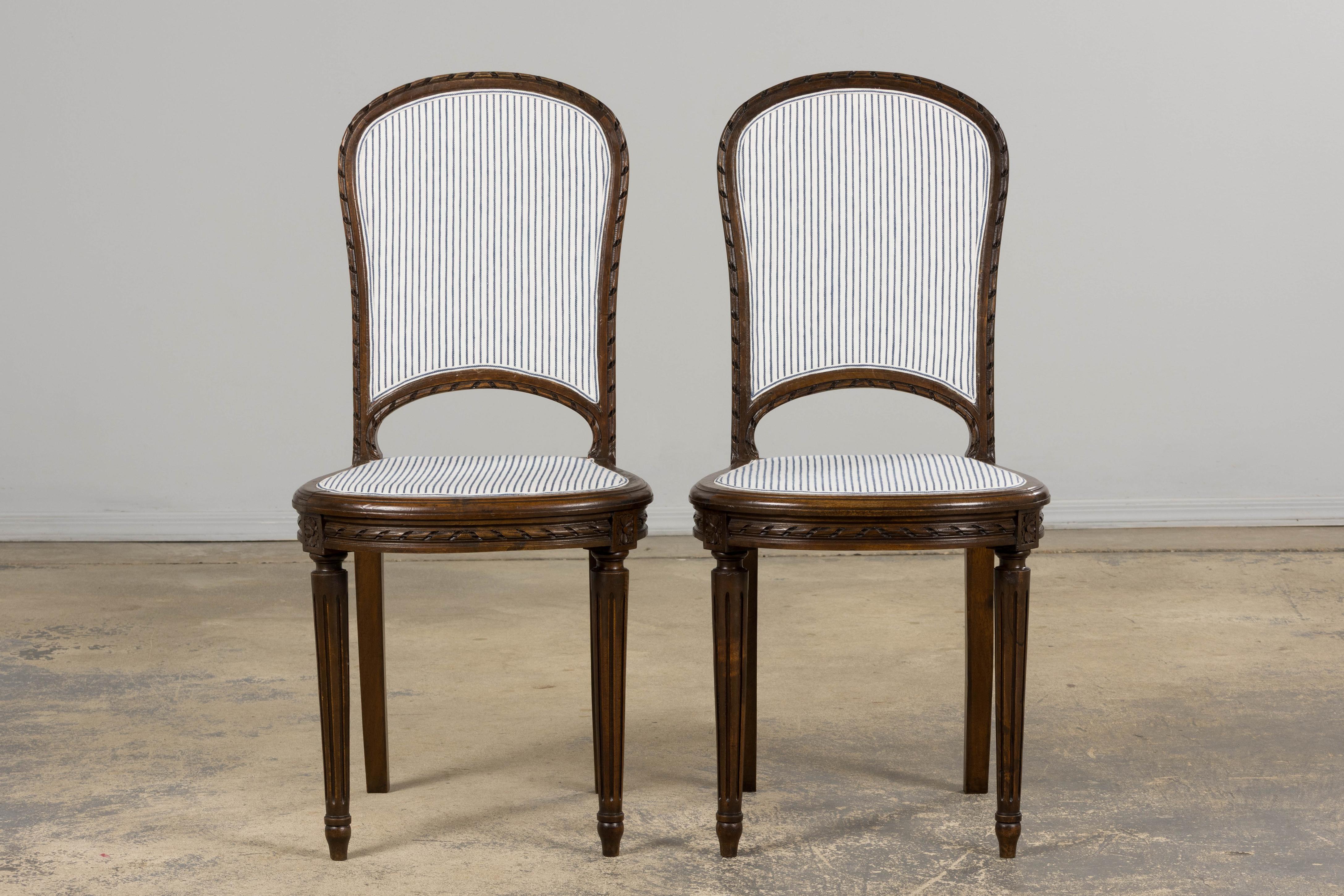 Six chaises de salle à manger antiques françaises en noyer de style Louis XVI à rayures de lin bleu Bon état - En vente à Astoria, NY