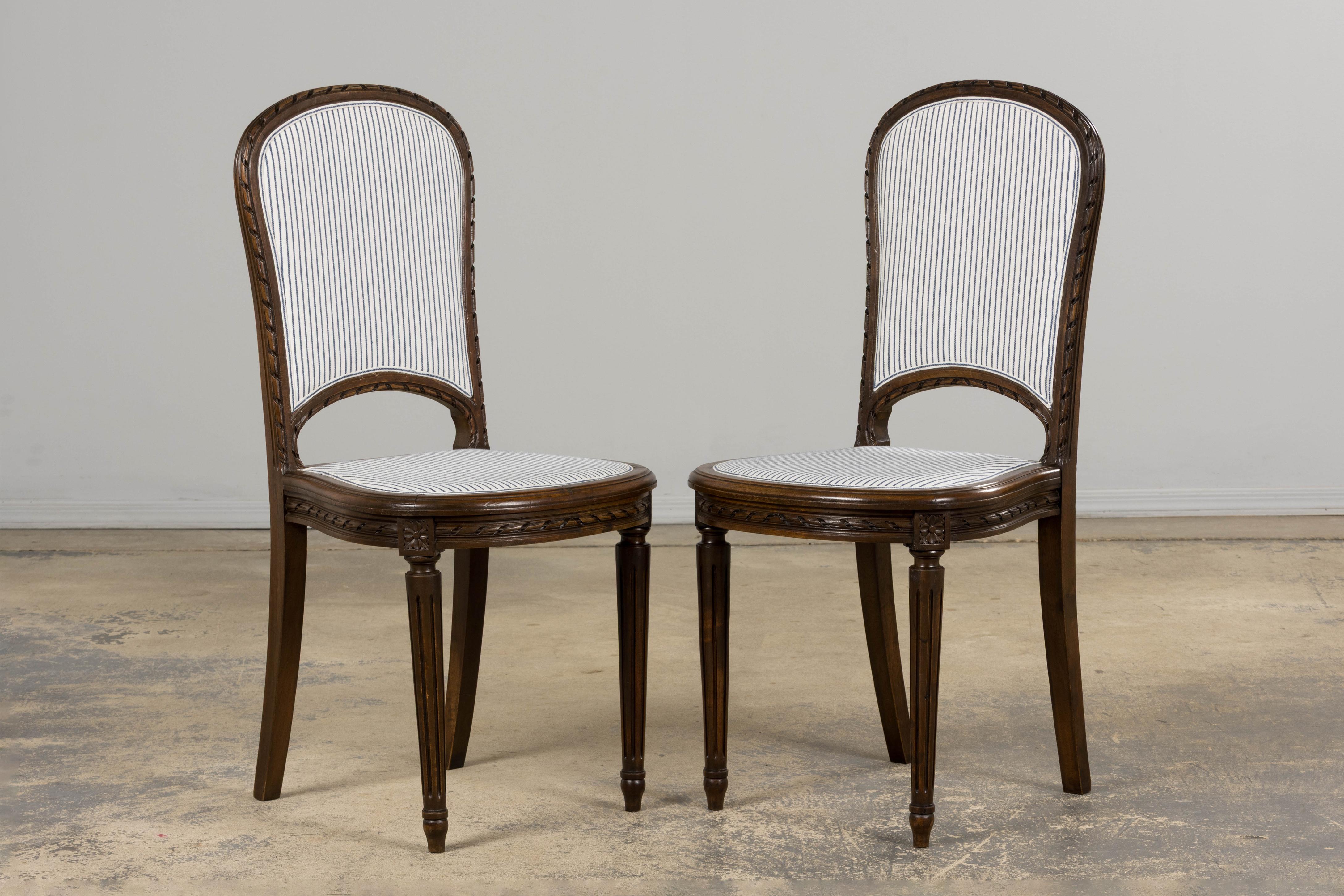 XIXe siècle Six chaises de salle à manger antiques françaises en noyer de style Louis XVI à rayures de lin bleu en vente