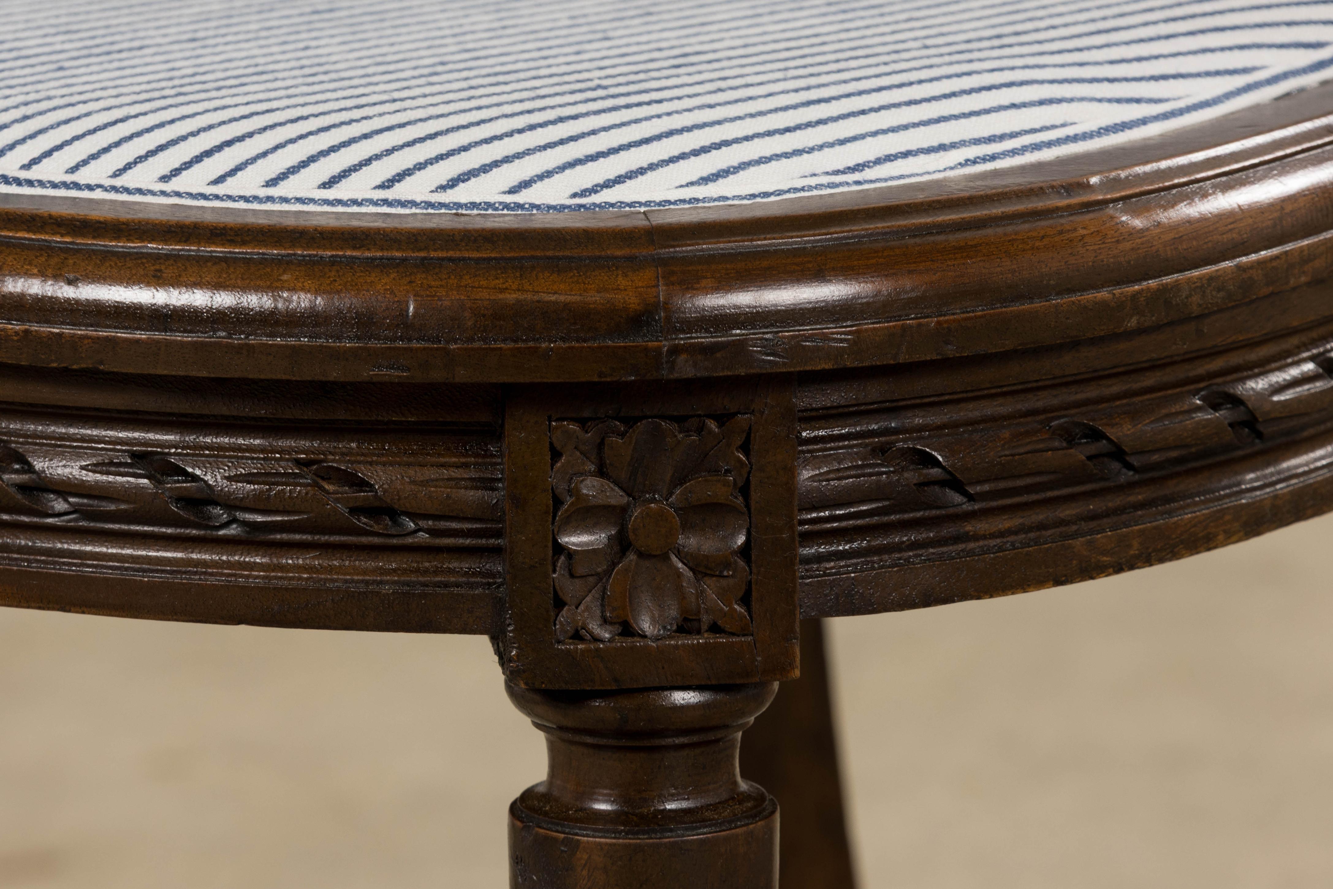 Tissu Six chaises de salle à manger antiques françaises en noyer de style Louis XVI à rayures de lin bleu en vente