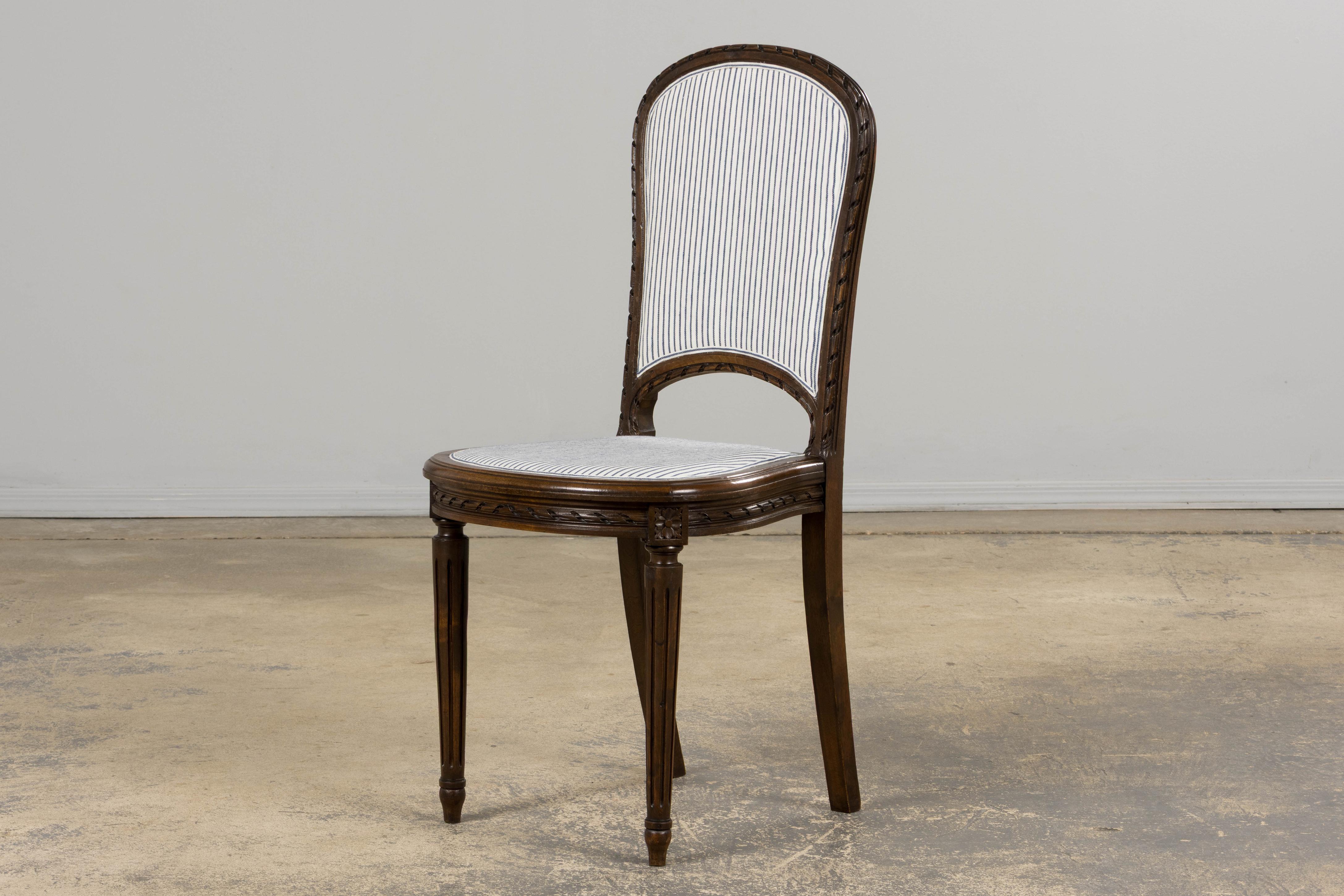 Six chaises de salle à manger antiques françaises en noyer de style Louis XVI à rayures de lin bleu en vente 1