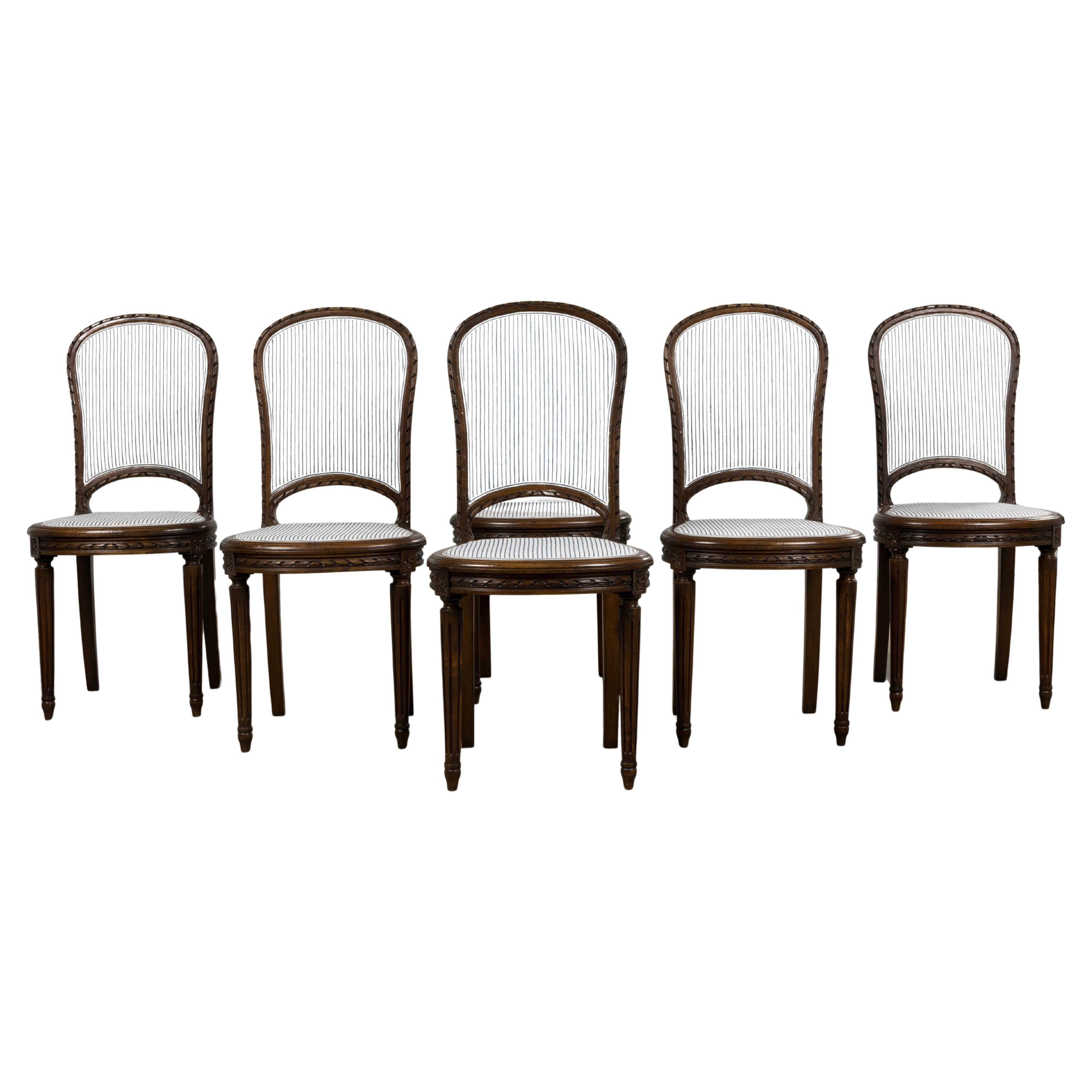 Six chaises de salle à manger antiques françaises en noyer de style Louis XVI à rayures de lin bleu en vente