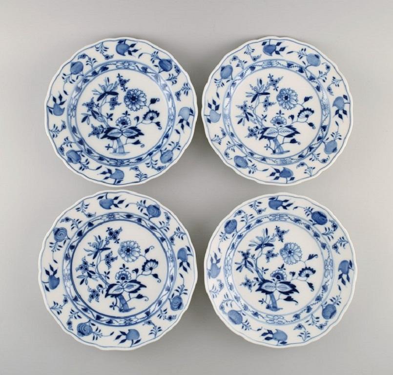 Six antique Meissen Blue Onion dinner plates in hand-painted porcelain. 
Early 20th century.
Diameter: 25 cm.
In excellent condition.
Stamped.
3rd factory quality.